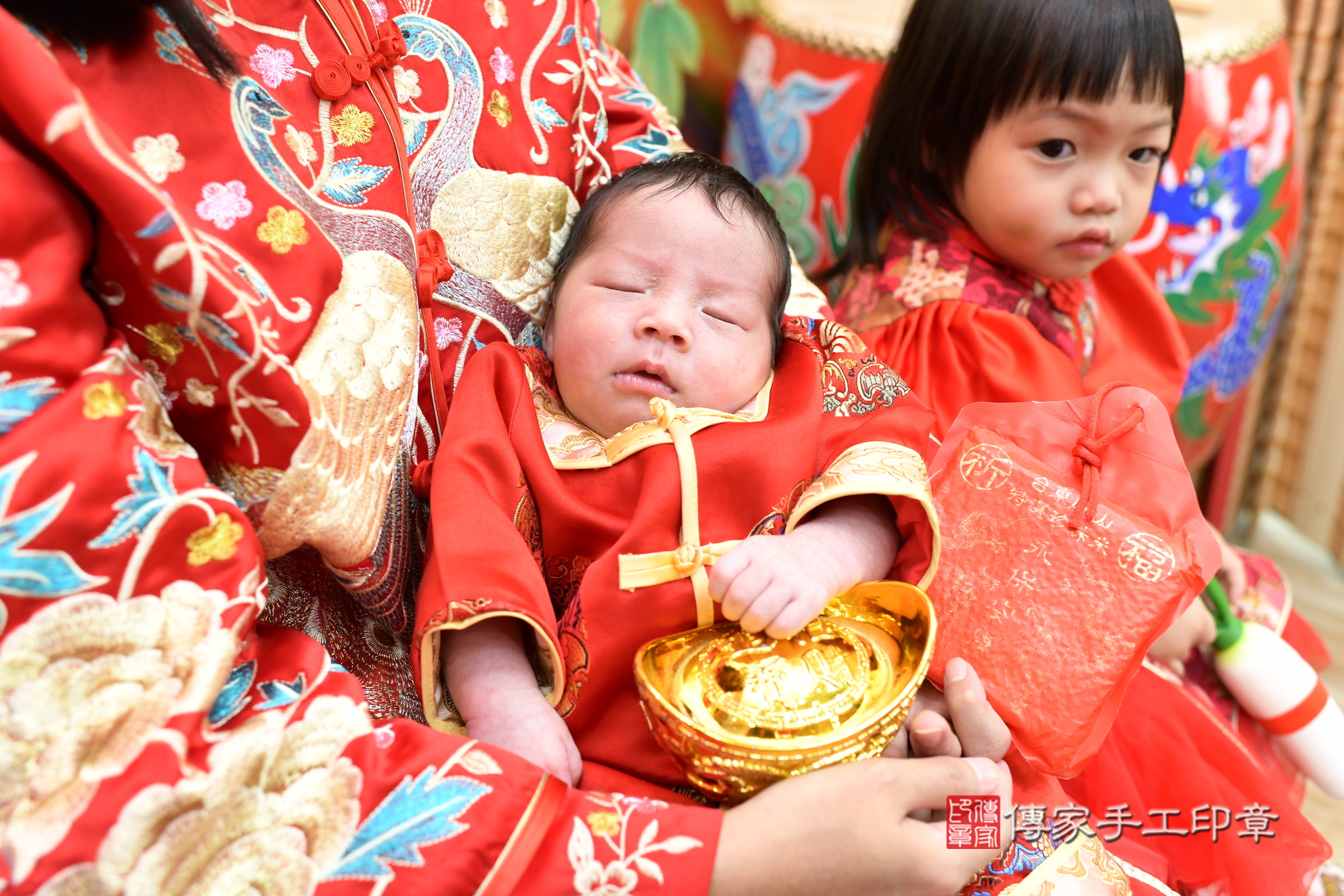 小宸寶寶(台北市大同區嬰兒寶寶滿月剃頭理髮、嬰兒剃胎毛儀式吉祥話)。中國風會場，爸媽寶貝穿「日中韓」古裝禮服。專業拍照、證書。★購買「臍帶章、肚臍章、胎毛筆刷印章」贈送：剃頭、收涎、抓周，三選一。2025.3.7，照片12
