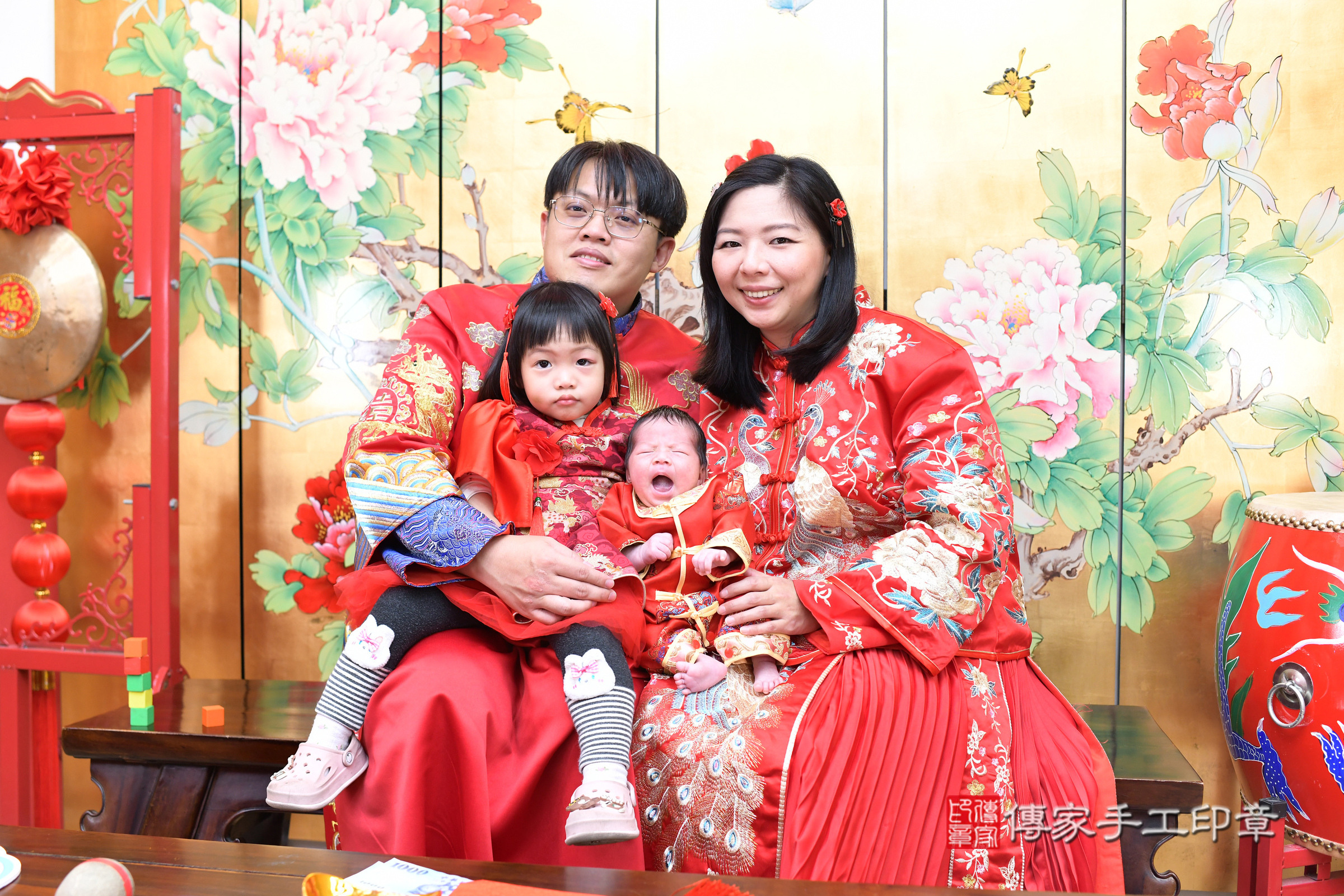小宸寶寶(台北市大同區嬰兒寶寶滿月剃頭理髮、嬰兒剃胎毛儀式吉祥話)。中國風會場，爸媽寶貝穿「日中韓」古裝禮服。專業拍照、證書。★購買「臍帶章、肚臍章、胎毛筆刷印章」贈送：剃頭、收涎、抓周，三選一。2025.3.7，照片2