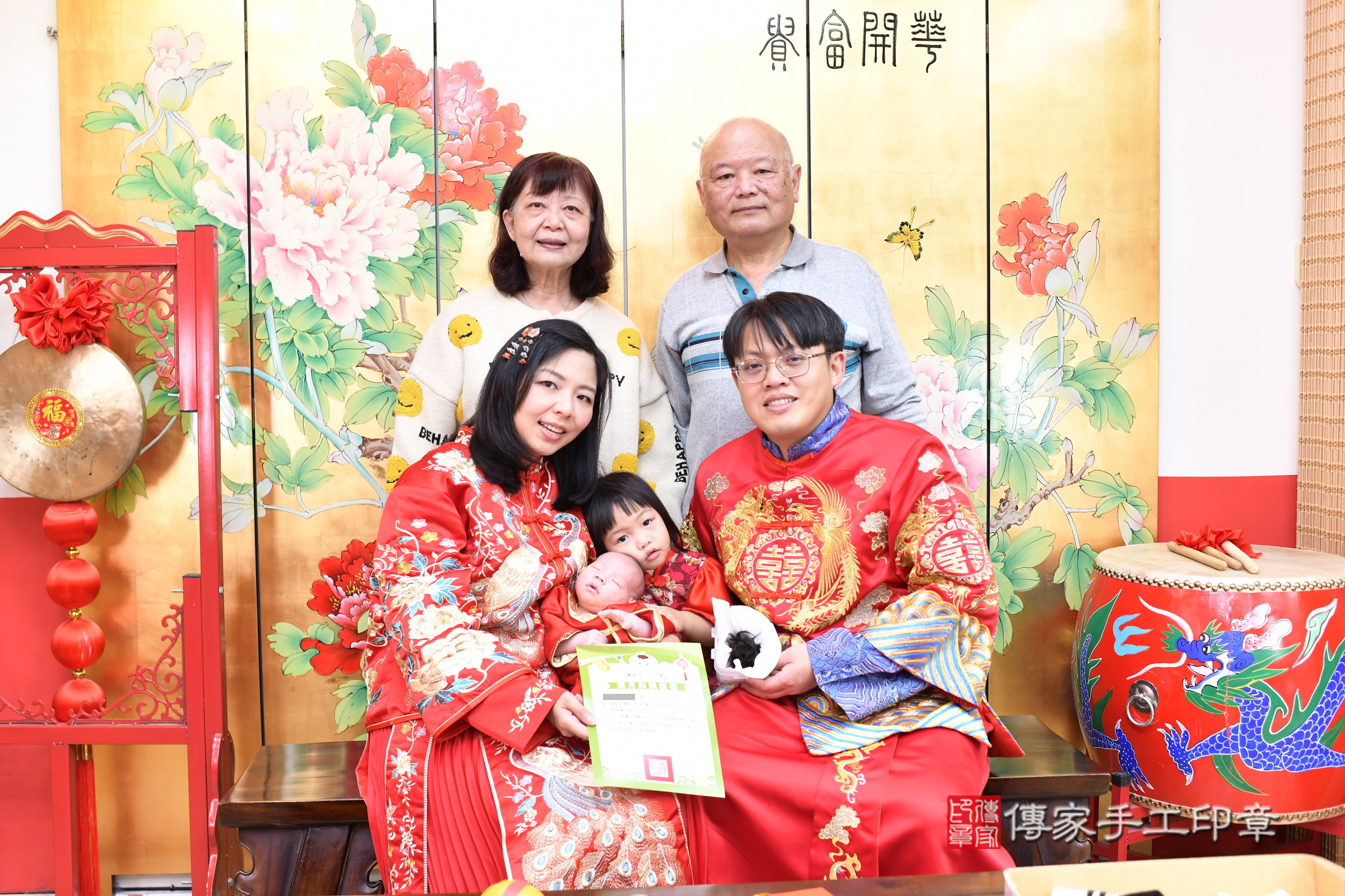 小宸寶寶(台北市大同區嬰兒寶寶滿月剃頭理髮、嬰兒剃胎毛儀式吉祥話)。中國風會場，爸媽寶貝穿「日中韓」古裝禮服。專業拍照、證書。★購買「臍帶章、肚臍章、胎毛筆刷印章」贈送：剃頭、收涎、抓周，三選一。2025.3.7，照片17