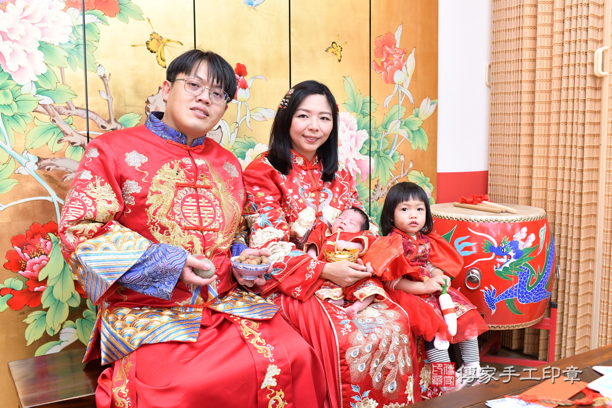 小宸寶寶(台北市大同區嬰兒寶寶滿月剃頭理髮、嬰兒剃胎毛儀式吉祥話)。中國風會場，爸媽寶貝穿「日中韓」古裝禮服。專業拍照、證書。★購買「臍帶章、肚臍章、胎毛筆刷印章」贈送：剃頭、收涎、抓周，三選一。2025.3.7，照片11