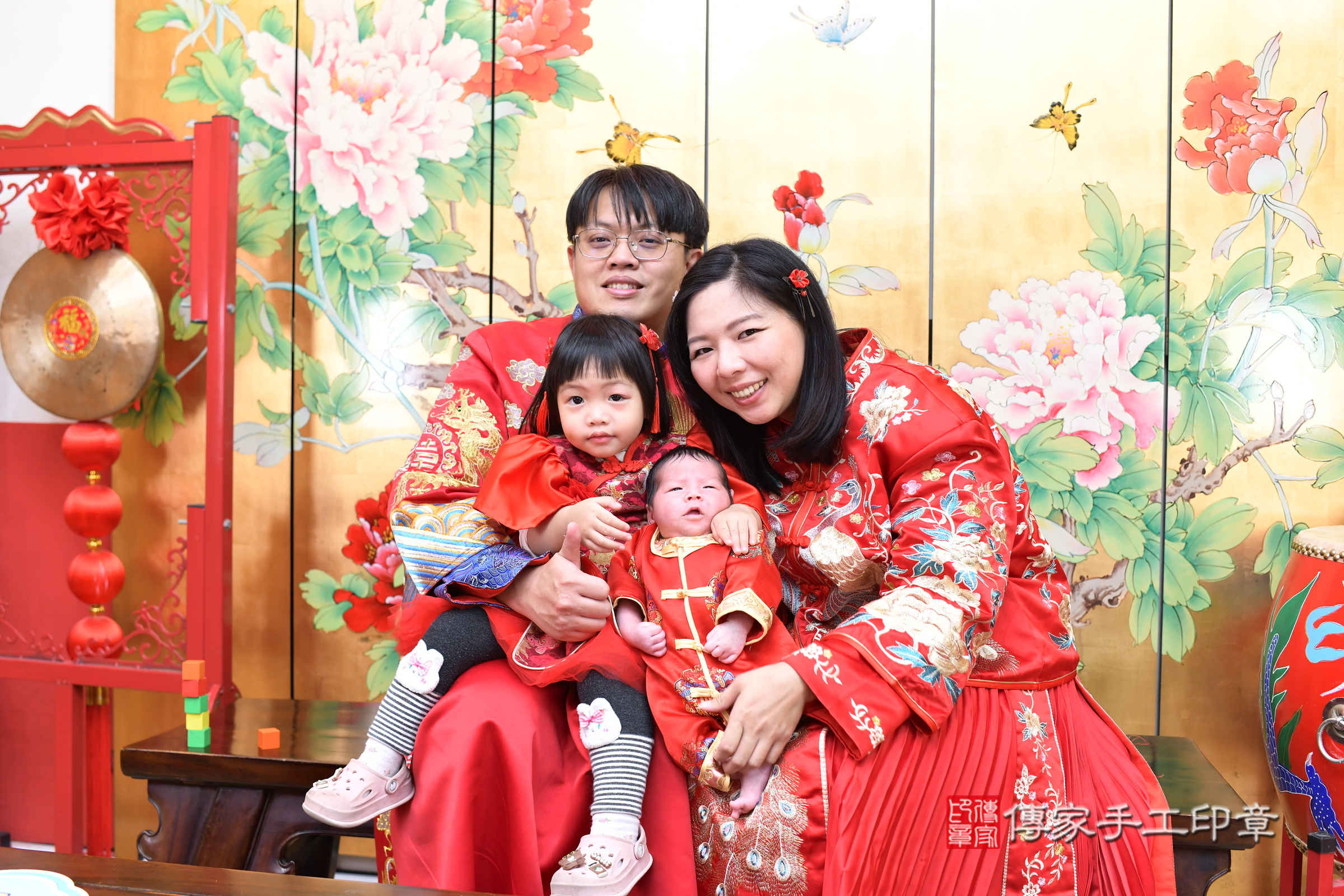 小宸寶寶(台北市大同區嬰兒寶寶滿月剃頭理髮、嬰兒剃胎毛儀式吉祥話)。中國風會場，爸媽寶貝穿「日中韓」古裝禮服。專業拍照、證書。★購買「臍帶章、肚臍章、胎毛筆刷印章」贈送：剃頭、收涎、抓周，三選一。2025.3.7，照片3