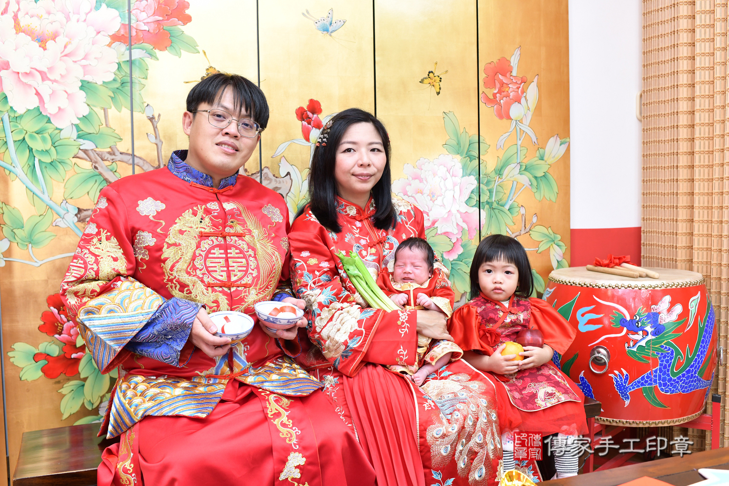 小宸寶寶(台北市大同區嬰兒寶寶滿月剃頭理髮、嬰兒剃胎毛儀式吉祥話)。中國風會場，爸媽寶貝穿「日中韓」古裝禮服。專業拍照、證書。★購買「臍帶章、肚臍章、胎毛筆刷印章」贈送：剃頭、收涎、抓周，三選一。2025.3.7，照片9