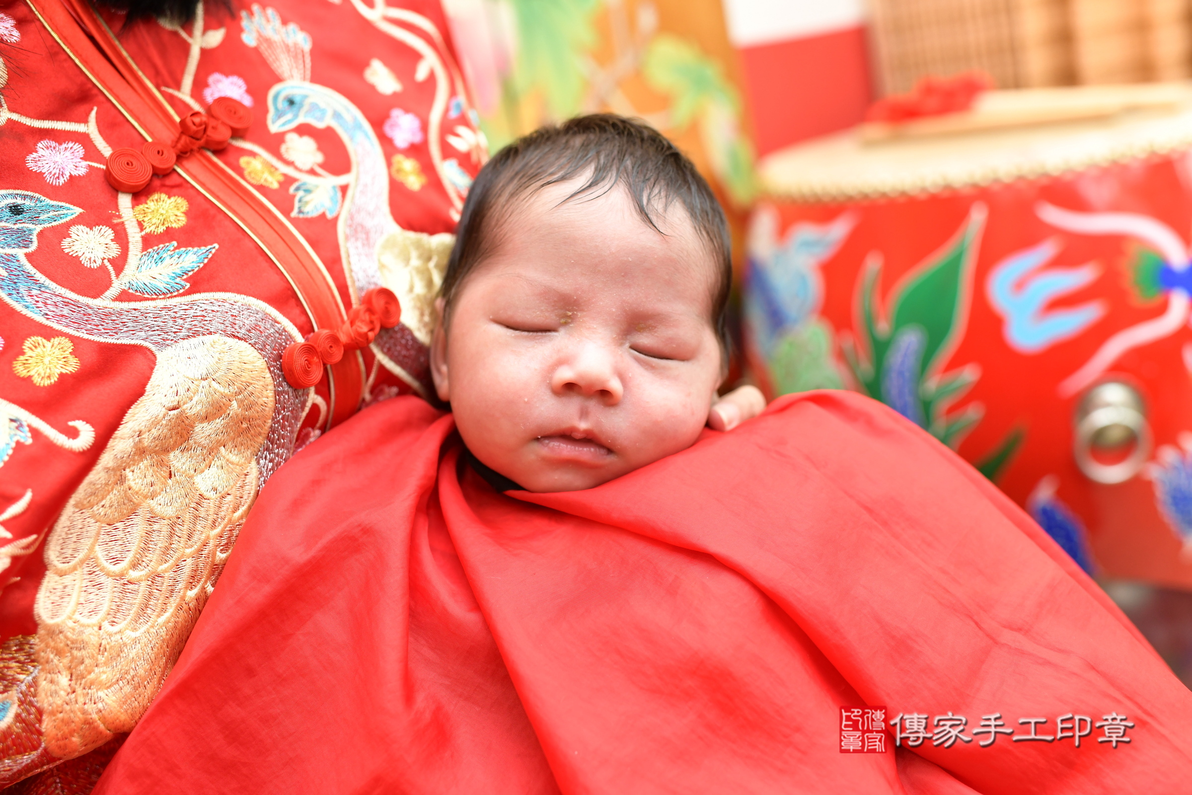 小宸寶寶(台北市大同區嬰兒寶寶滿月剃頭理髮、嬰兒剃胎毛儀式吉祥話)。中國風會場，爸媽寶貝穿「日中韓」古裝禮服。專業拍照、證書。★購買「臍帶章、肚臍章、胎毛筆刷印章」贈送：剃頭、收涎、抓周，三選一。2025.3.7，照片15