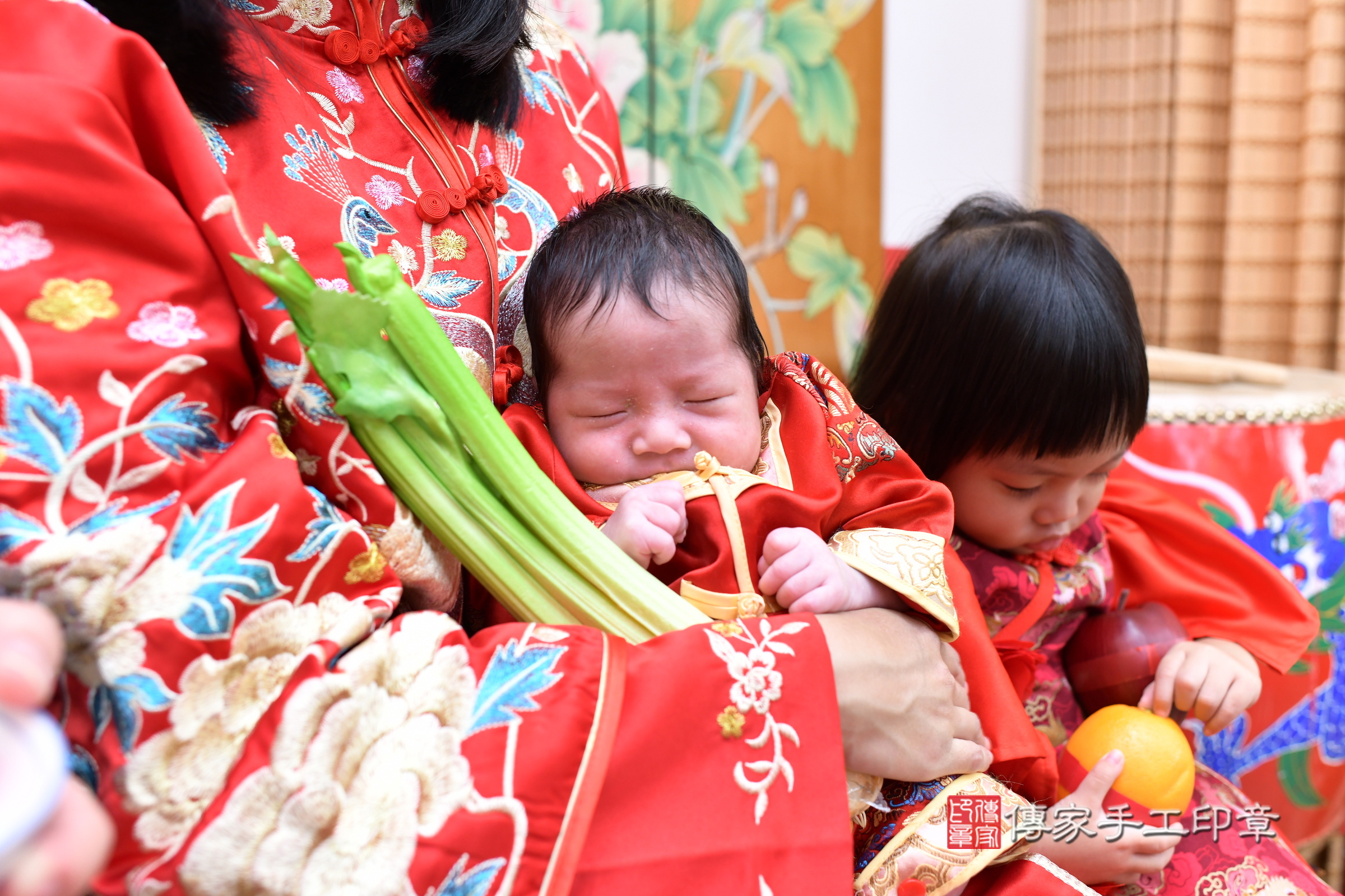 小宸寶寶(台北市大同區嬰兒寶寶滿月剃頭理髮、嬰兒剃胎毛儀式吉祥話)。中國風會場，爸媽寶貝穿「日中韓」古裝禮服。專業拍照、證書。★購買「臍帶章、肚臍章、胎毛筆刷印章」贈送：剃頭、收涎、抓周，三選一。2025.3.7，照片10
