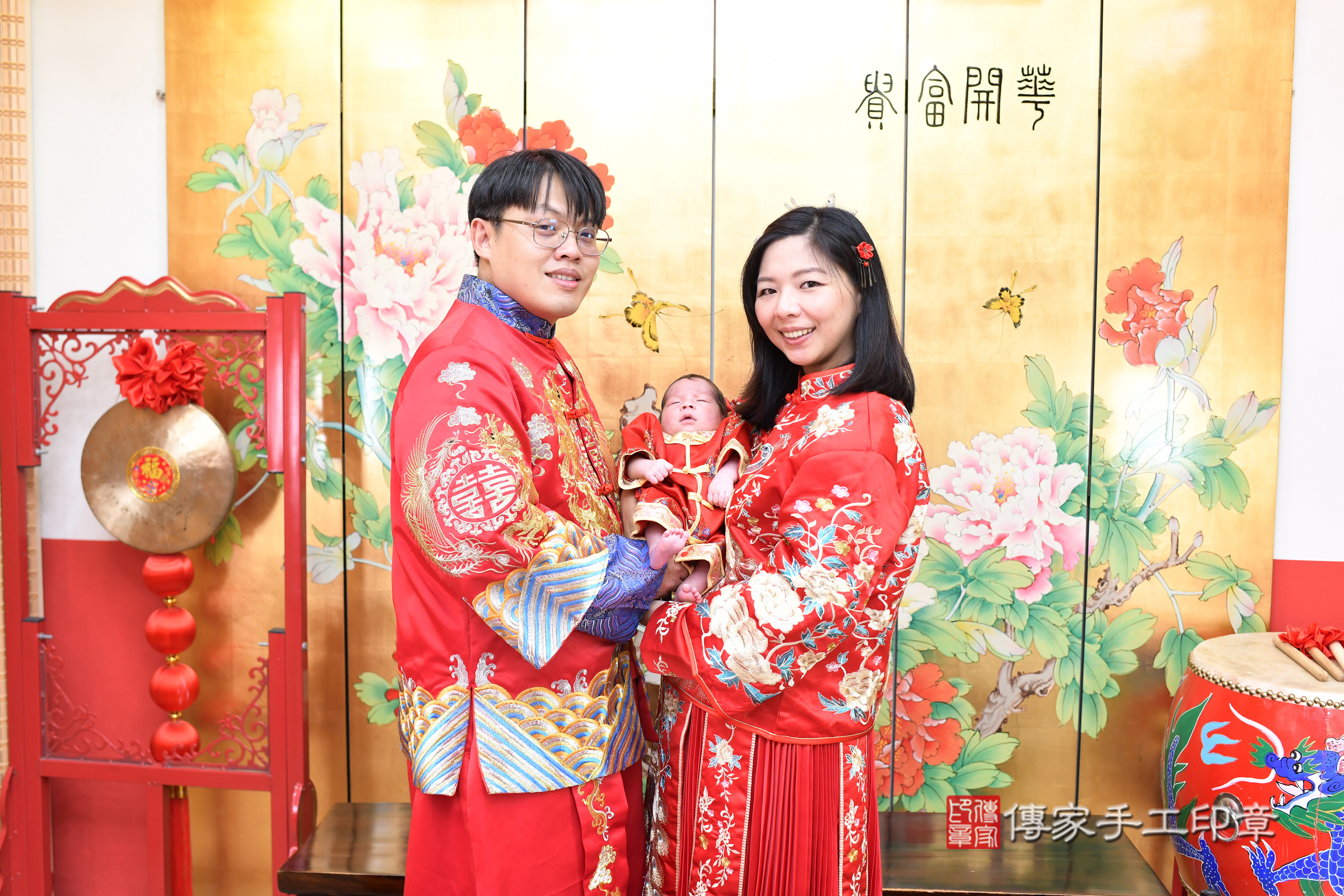 小宸寶寶(台北市大同區嬰兒寶寶滿月剃頭理髮、嬰兒剃胎毛儀式吉祥話)。中國風會場，爸媽寶貝穿「日中韓」古裝禮服。專業拍照、證書。★購買「臍帶章、肚臍章、胎毛筆刷印章」贈送：剃頭、收涎、抓周，三選一。2025.3.7，照片4