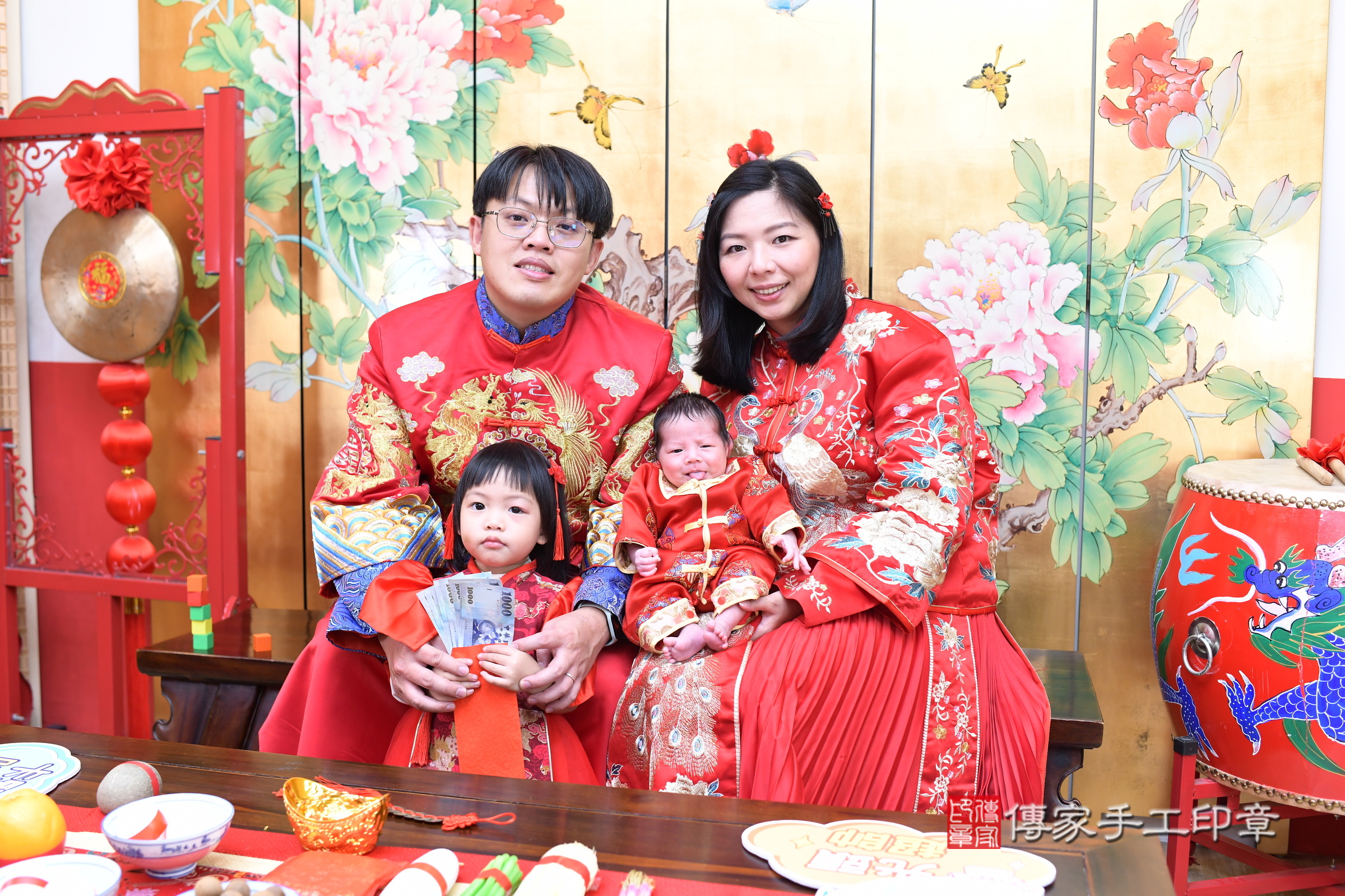 小宸寶寶(台北市大同區嬰兒寶寶滿月剃頭理髮、嬰兒剃胎毛儀式吉祥話)。中國風會場，爸媽寶貝穿「日中韓」古裝禮服。專業拍照、證書。★購買「臍帶章、肚臍章、胎毛筆刷印章」贈送：剃頭、收涎、抓周，三選一。2025.3.7，照片13