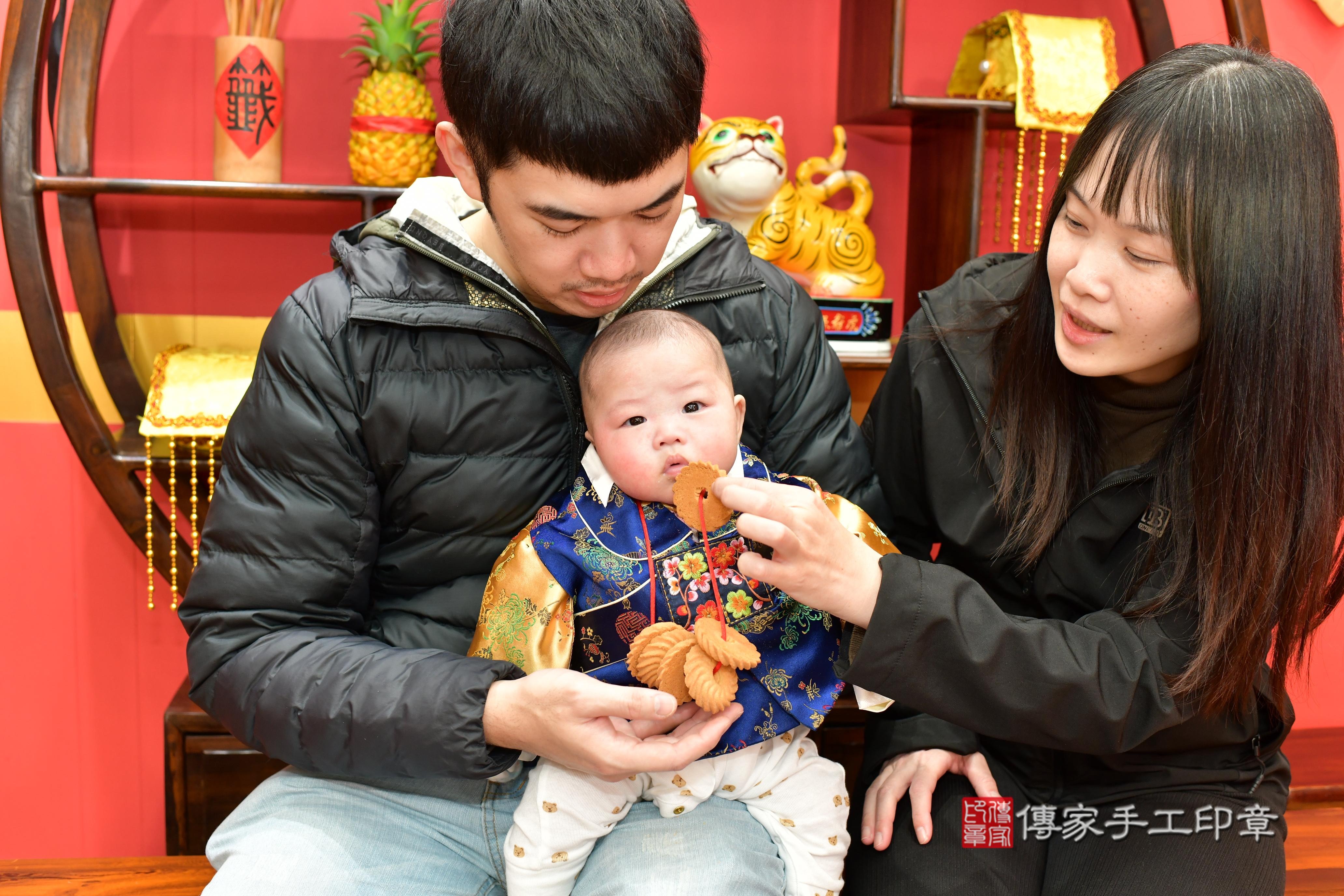 傳家手工印章桃園店、抓周、度脺、中國風會場、傳家嬰兒古禮、吉祥話、抓周道具物品24種、拍照。抓周證書。寶寶抓周、滿周歲、生日快樂、祝福