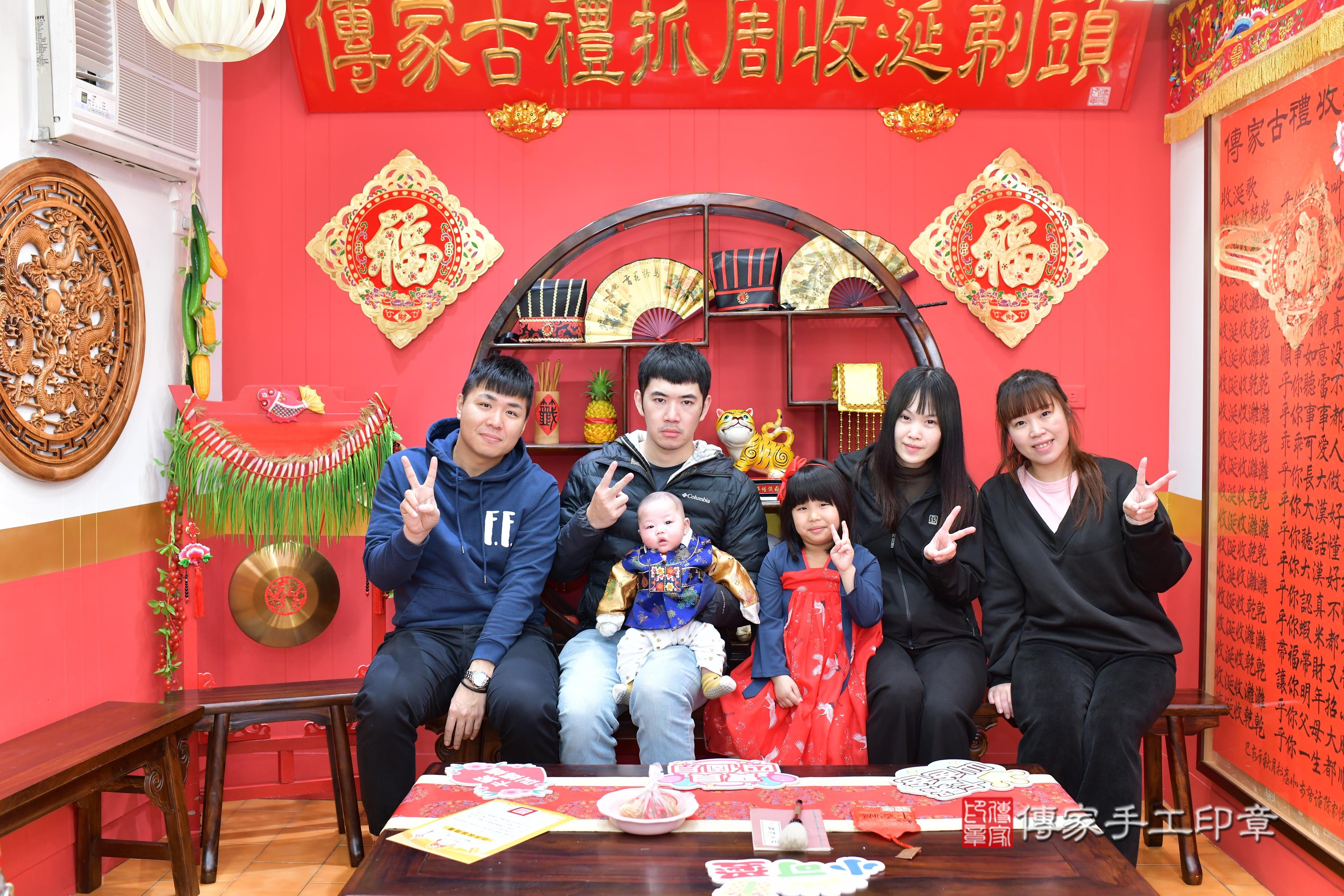 傳家手工印章桃園店、抓周、度脺、中國風會場、傳家嬰兒古禮、吉祥話、抓周道具物品24種、拍照。抓周證書。寶寶抓周、滿周歲、生日快樂、祝福