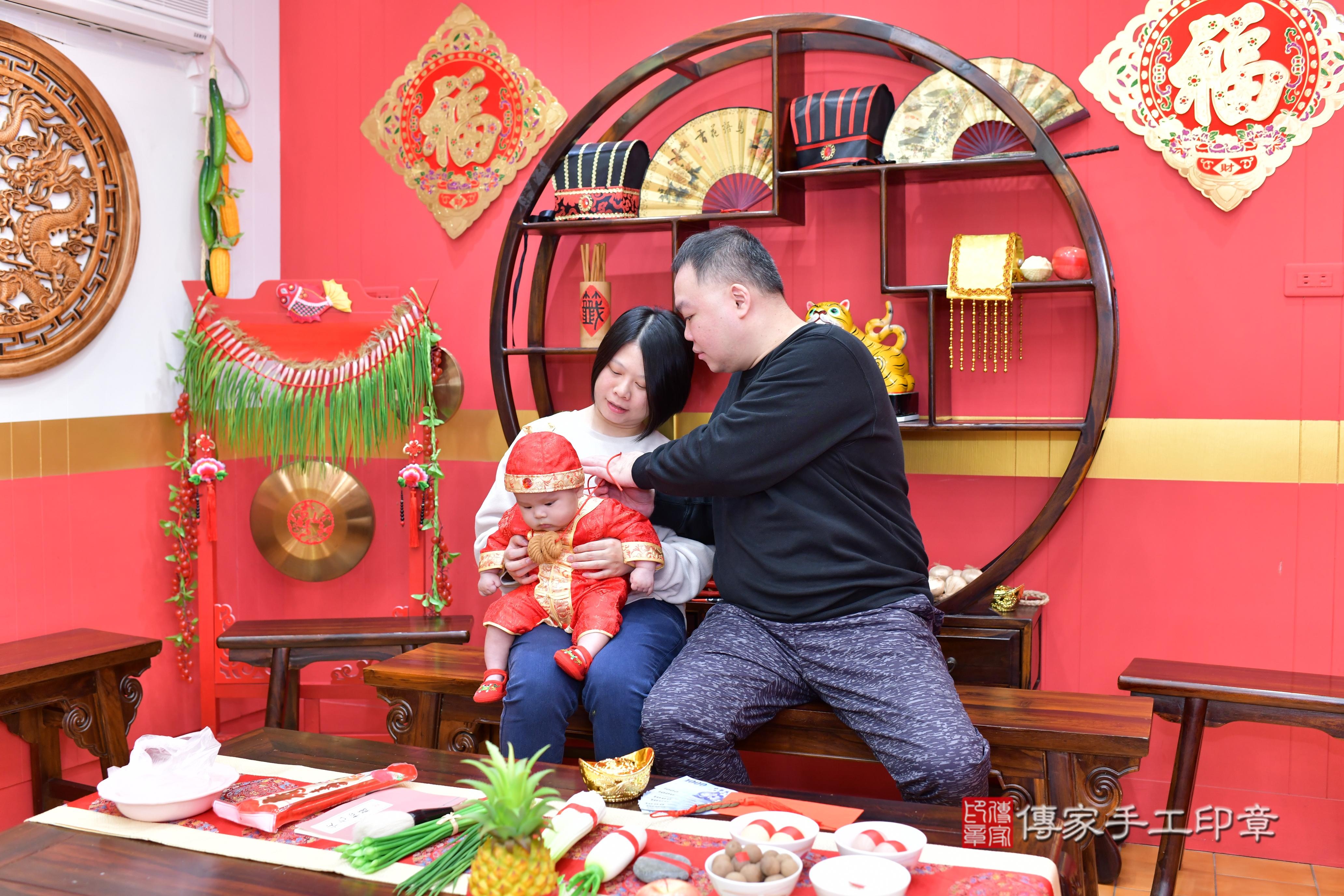 傳家手工印章桃園店、抓周、度脺、中國風會場、傳家嬰兒古禮、吉祥話、抓周道具物品24種、拍照。抓周證書。寶寶抓周、滿周歲、生日快樂、祝福