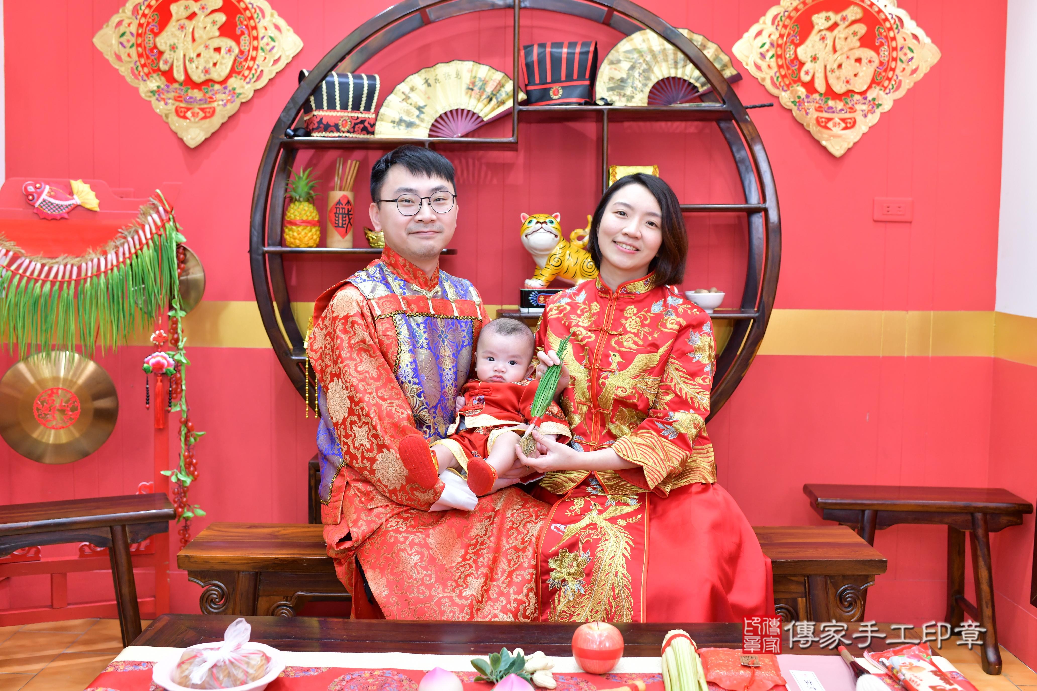 傳家手工印章桃園店、抓周、度脺、中國風會場、傳家嬰兒古禮、吉祥話、抓周道具物品24種、拍照。抓周證書。寶寶抓周、滿周歲、生日快樂、祝福