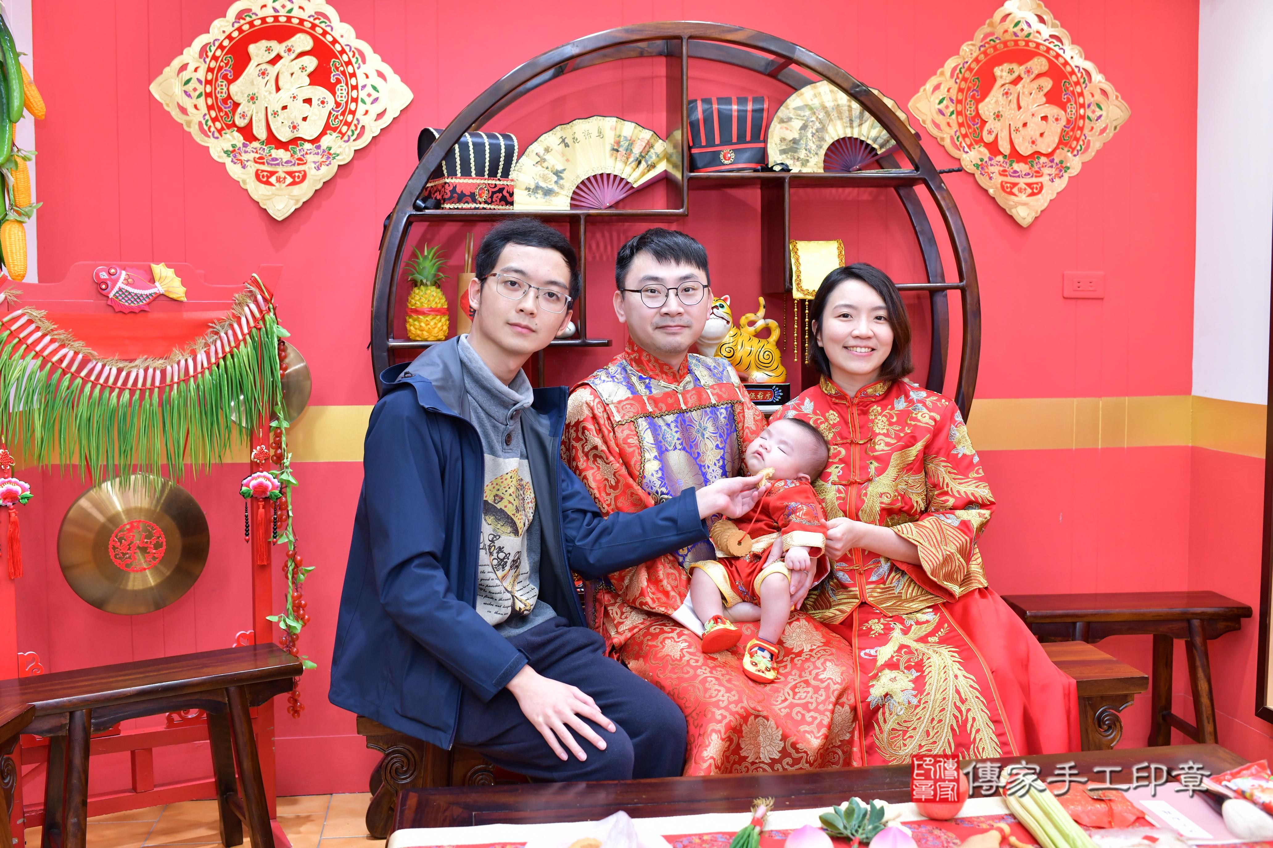 傳家手工印章桃園店、抓周、度脺、中國風會場、傳家嬰兒古禮、吉祥話、抓周道具物品24種、拍照。抓周證書。寶寶抓周、滿周歲、生日快樂、祝福