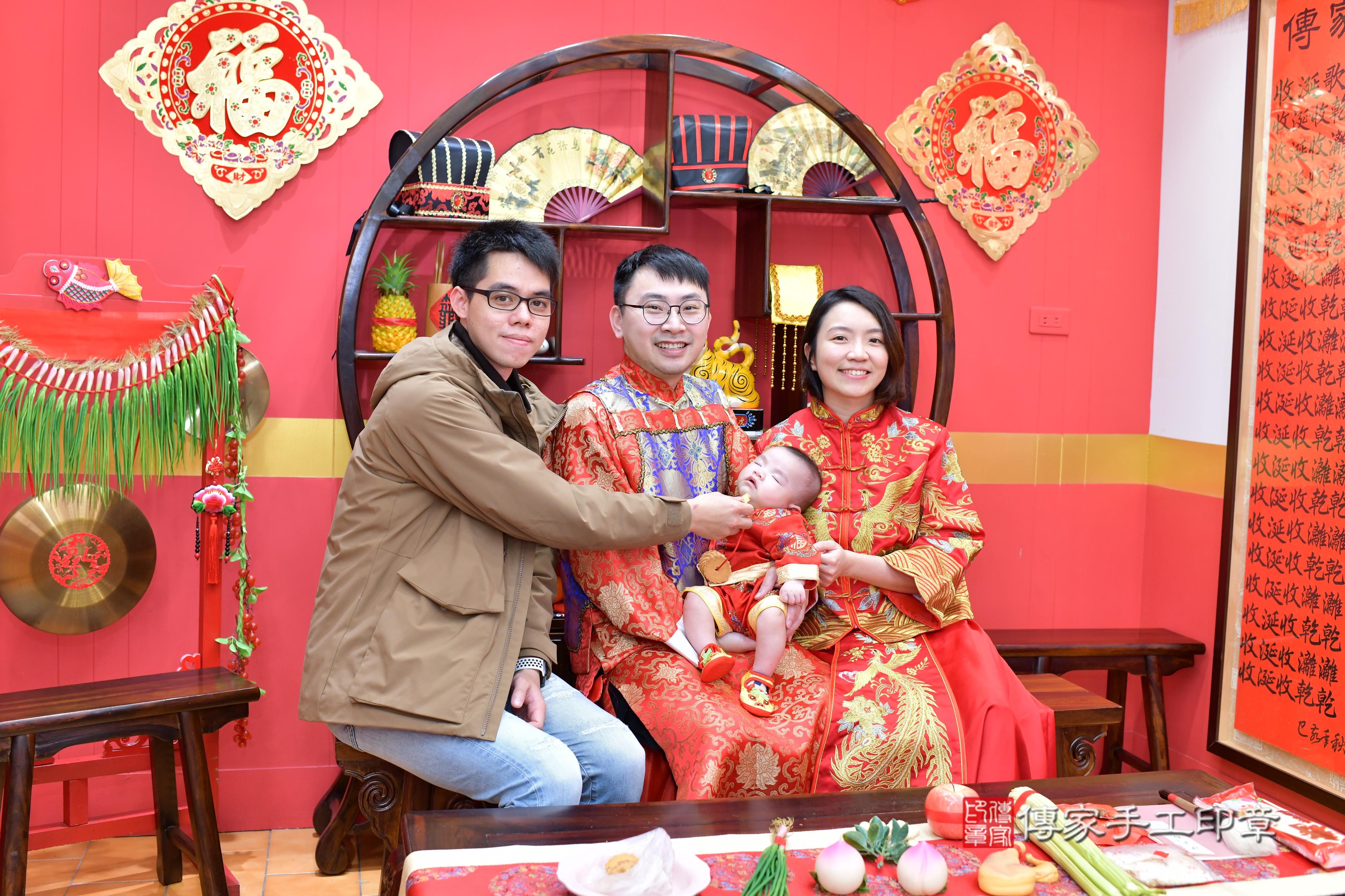 傳家手工印章桃園店、抓周、度脺、中國風會場、傳家嬰兒古禮、吉祥話、抓周道具物品24種、拍照。抓周證書。寶寶抓周、滿周歲、生日快樂、祝福
