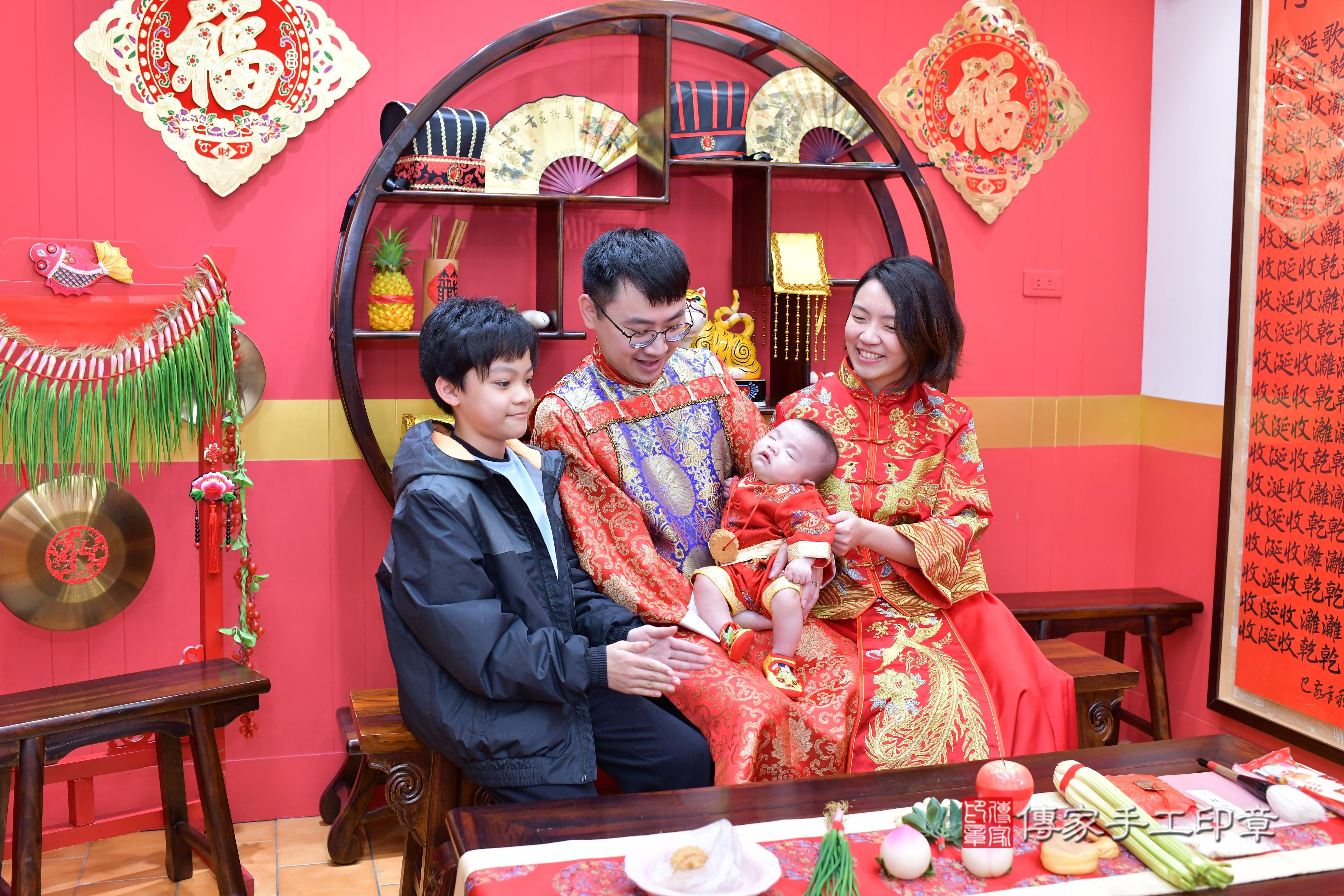 傳家手工印章桃園店、抓周、度脺、中國風會場、傳家嬰兒古禮、吉祥話、抓周道具物品24種、拍照。抓周證書。寶寶抓周、滿周歲、生日快樂、祝福