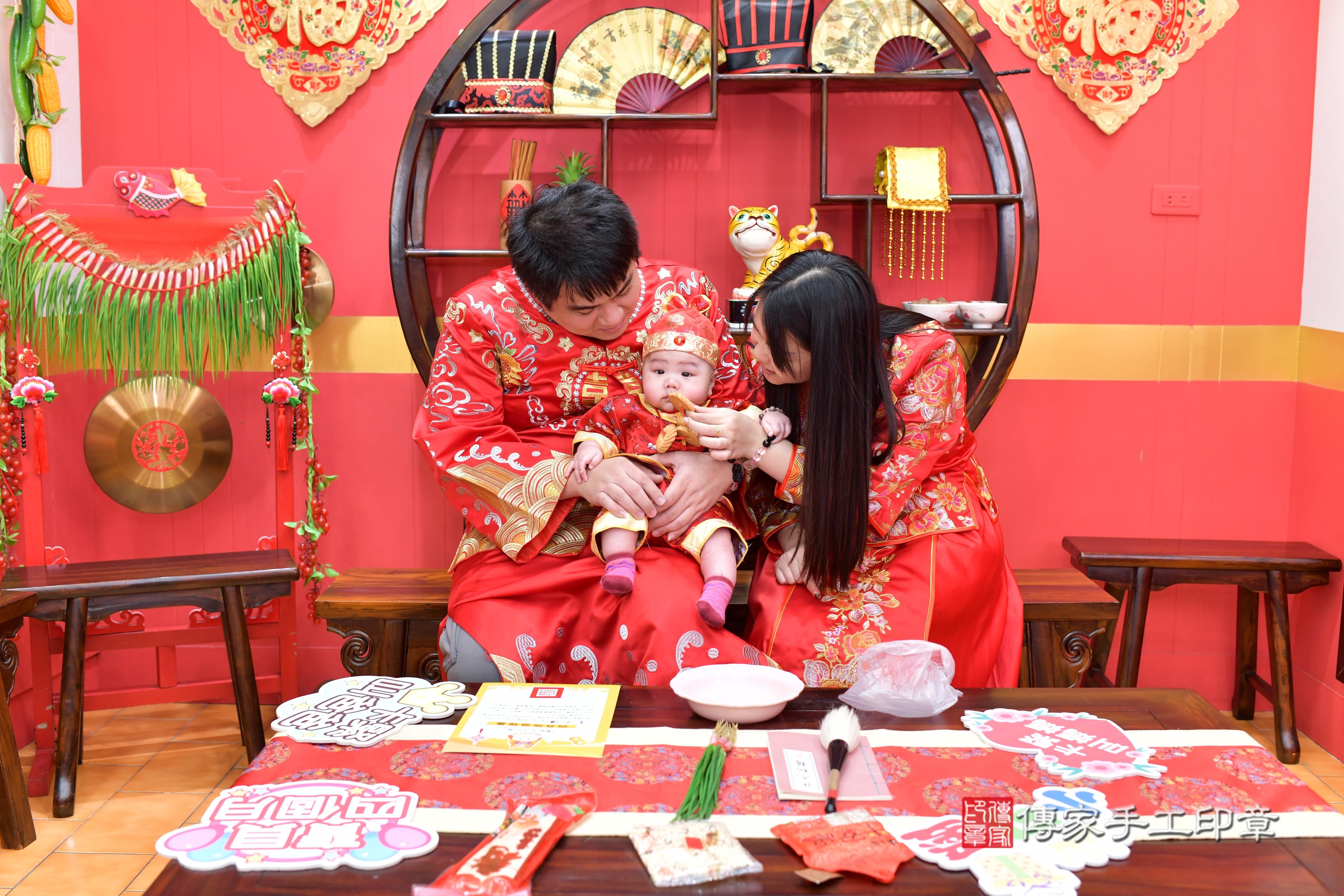 傳家手工印章桃園店、抓周、度脺、中國風會場、傳家嬰兒古禮、吉祥話、抓周道具物品24種、拍照。抓周證書。寶寶抓周、滿周歲、生日快樂、祝福