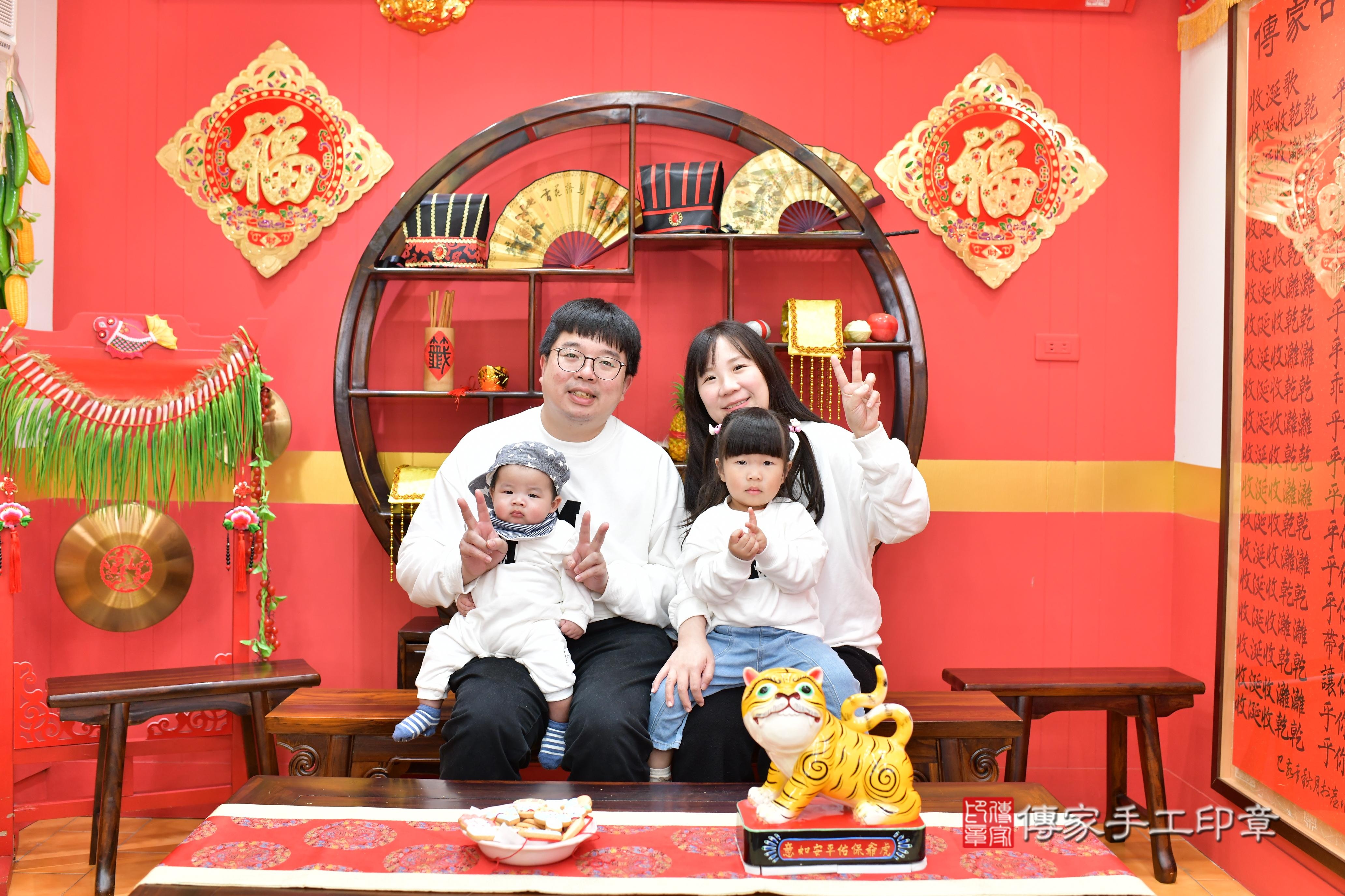 傳家手工印章桃園店、抓周、度脺、中國風會場、傳家嬰兒古禮、吉祥話、抓周道具物品24種、拍照。抓周證書。寶寶抓周、滿周歲、生日快樂、祝福