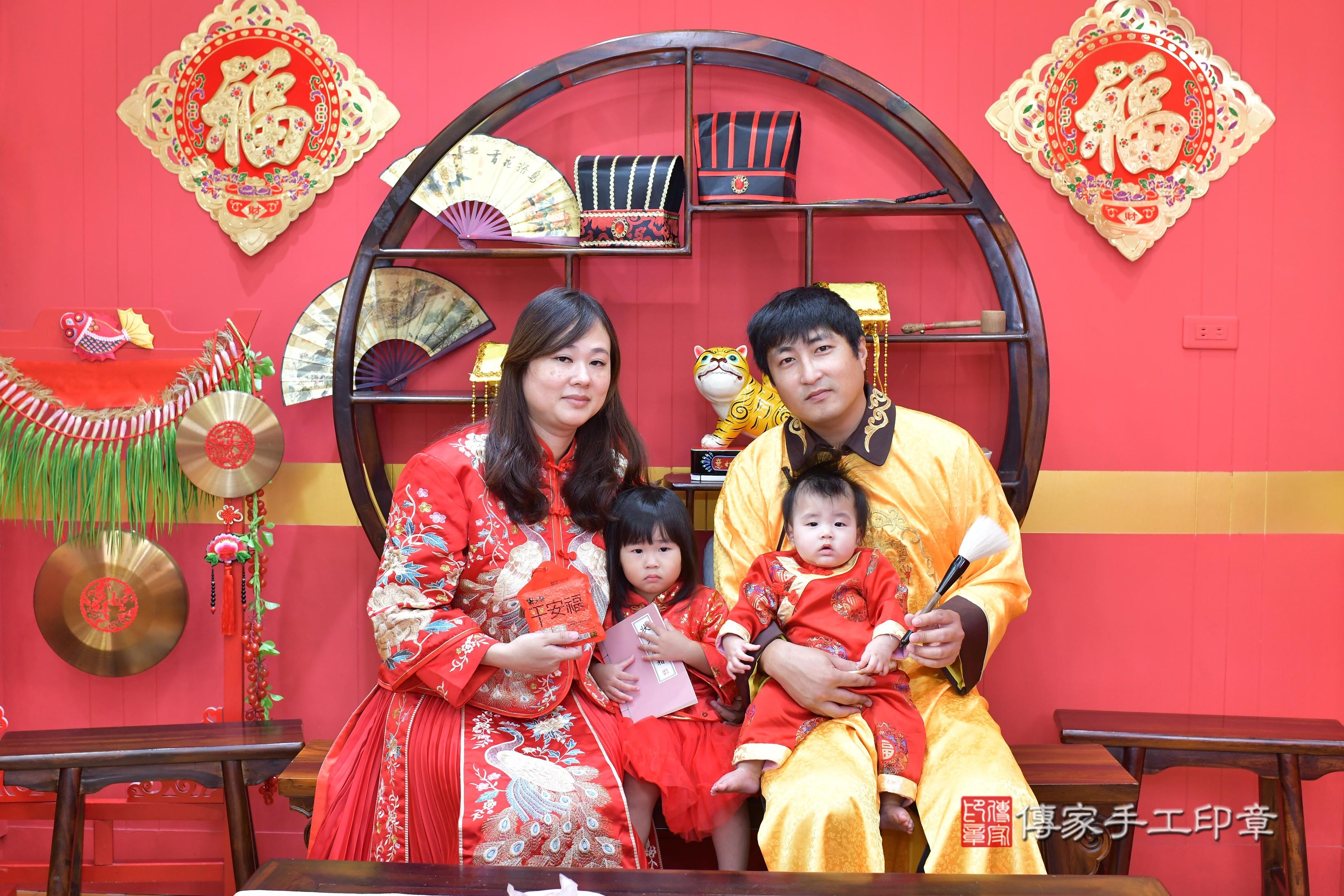 傳家手工印章桃園店、抓周、度脺、中國風會場、傳家嬰兒古禮、吉祥話、抓周道具物品24種、拍照。抓周證書。寶寶抓周、滿周歲、生日快樂、祝福