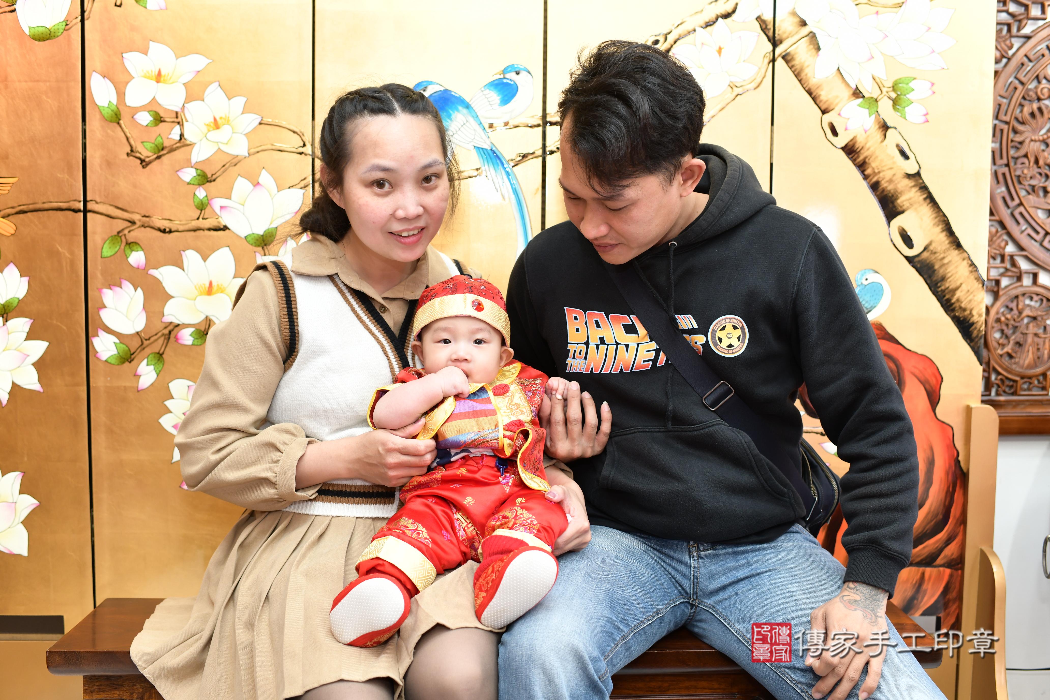 傳家手工印章高雄店、抓周、度脺、中國風會場、傳家嬰兒古禮、吉祥話、抓周道具物品24種、拍照。抓周證書。寶寶抓周、滿周歲、生日快樂、祝福