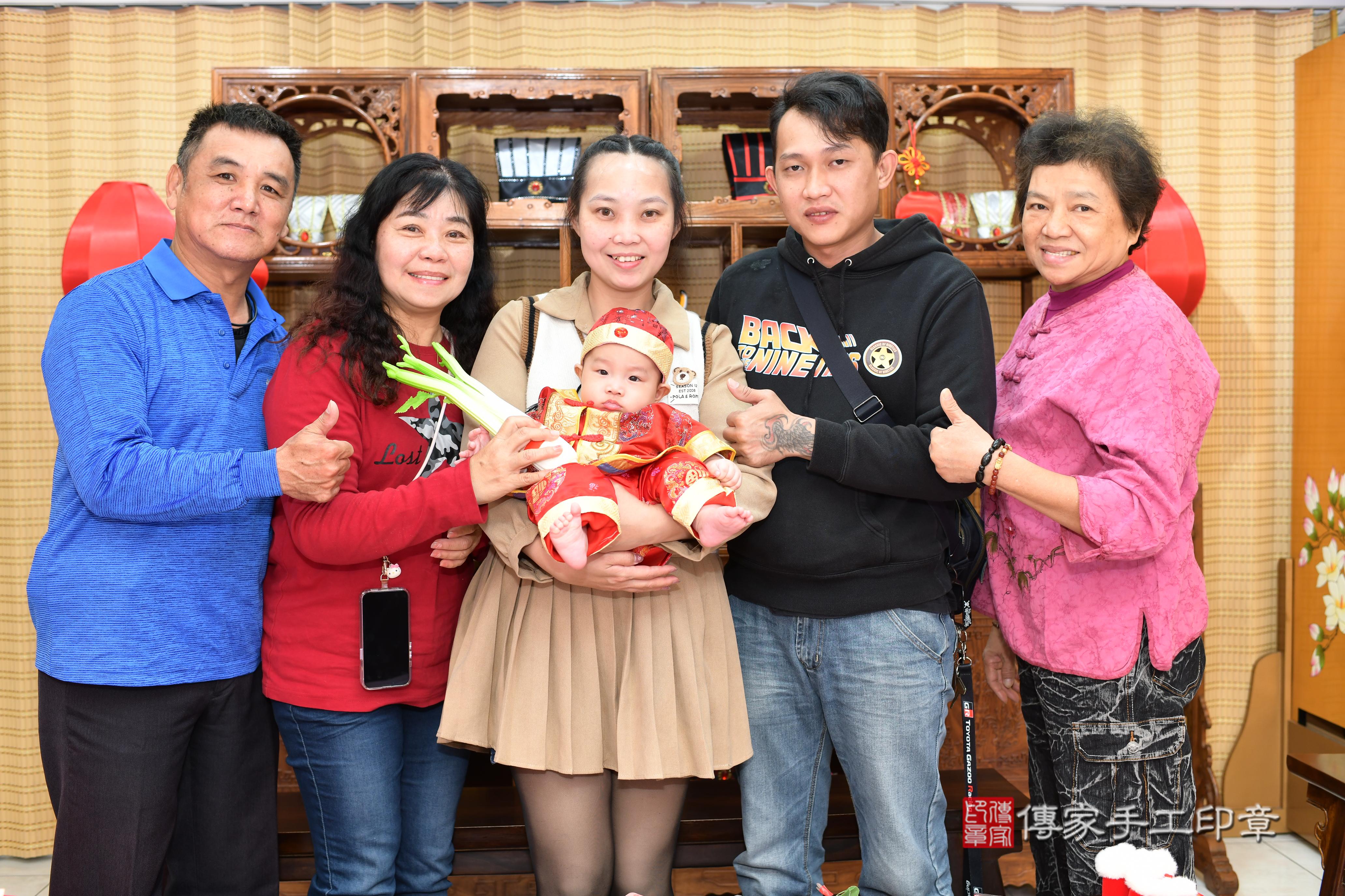傳家手工印章高雄店、抓周、度脺、中國風會場、傳家嬰兒古禮、吉祥話、抓周道具物品24種、拍照。抓周證書。寶寶抓周、滿周歲、生日快樂、祝福