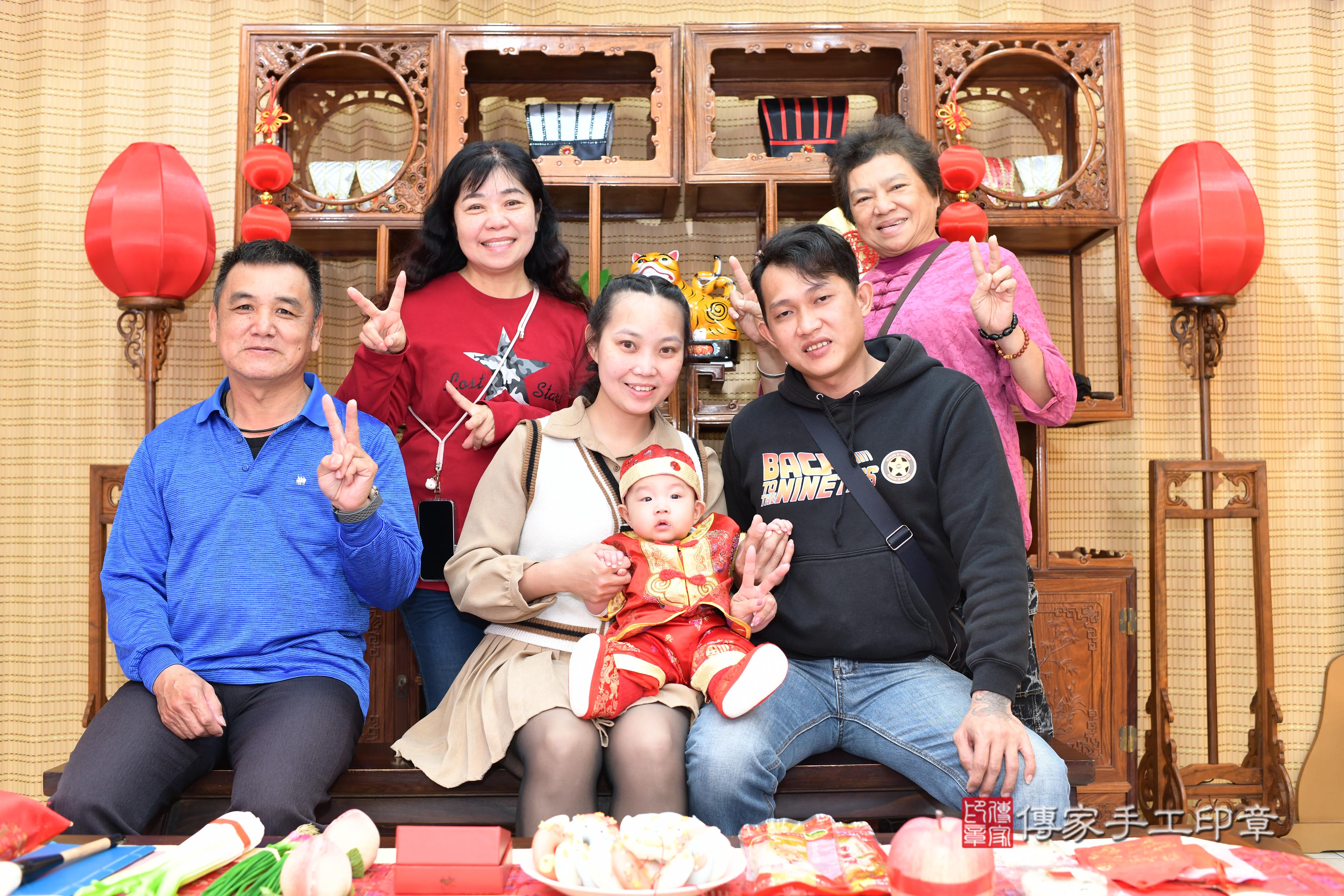 傳家手工印章高雄店、抓周、度脺、中國風會場、傳家嬰兒古禮、吉祥話、抓周道具物品24種、拍照。抓周證書。寶寶抓周、滿周歲、生日快樂、祝福