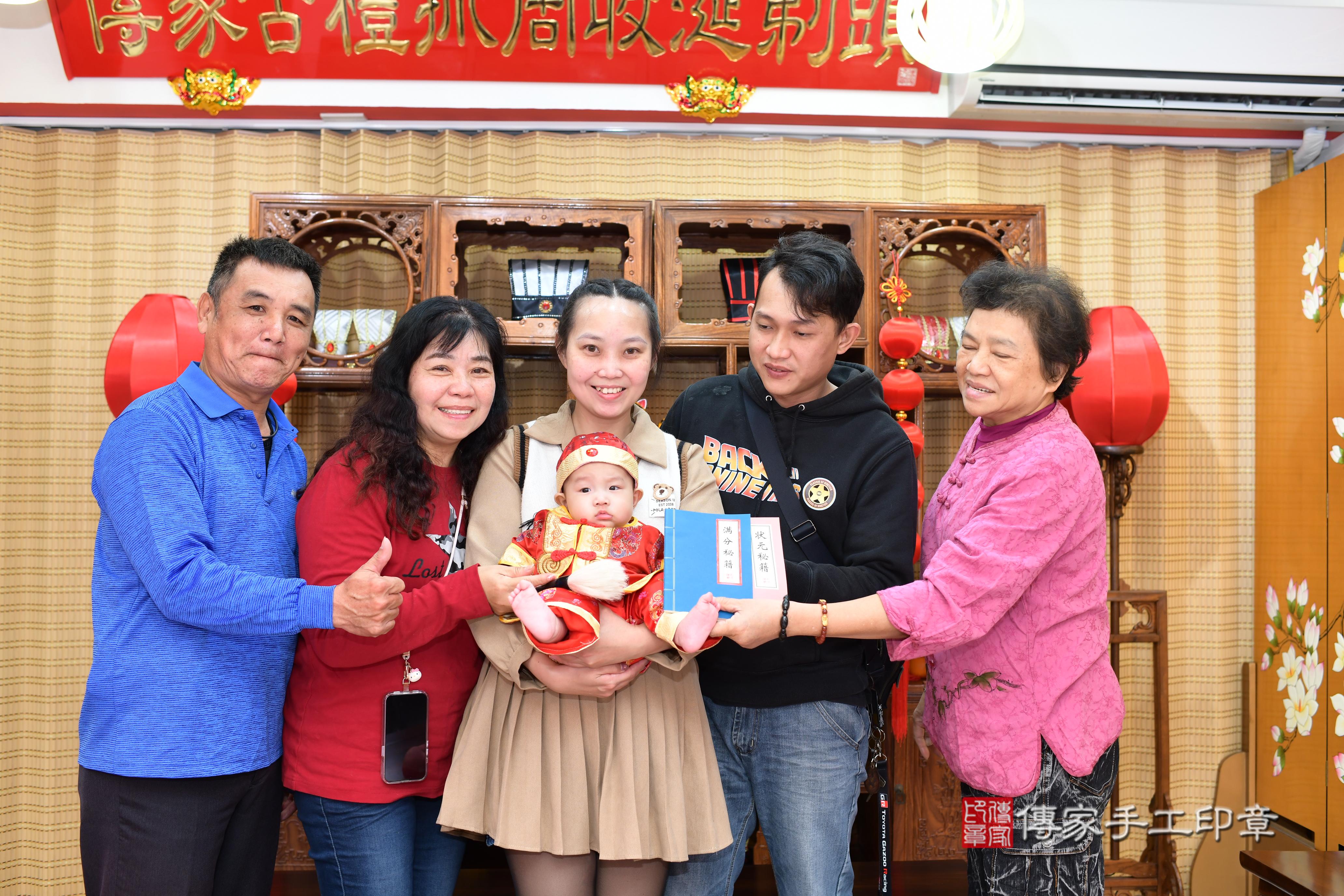 傳家手工印章高雄店、抓周、度脺、中國風會場、傳家嬰兒古禮、吉祥話、抓周道具物品24種、拍照。抓周證書。寶寶抓周、滿周歲、生日快樂、祝福