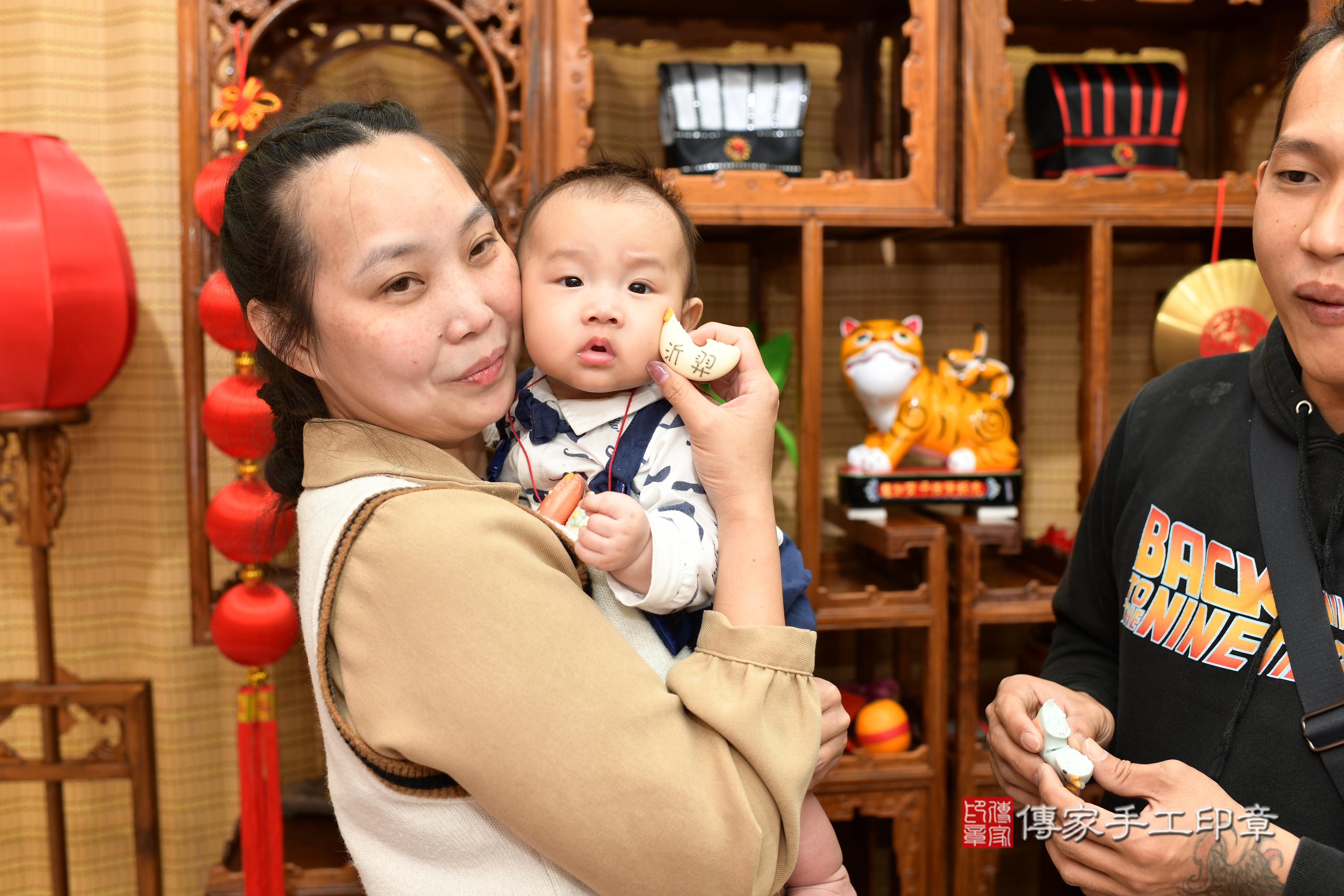 傳家手工印章高雄店、抓周、度脺、中國風會場、傳家嬰兒古禮、吉祥話、抓周道具物品24種、拍照。抓周證書。寶寶抓周、滿周歲、生日快樂、祝福