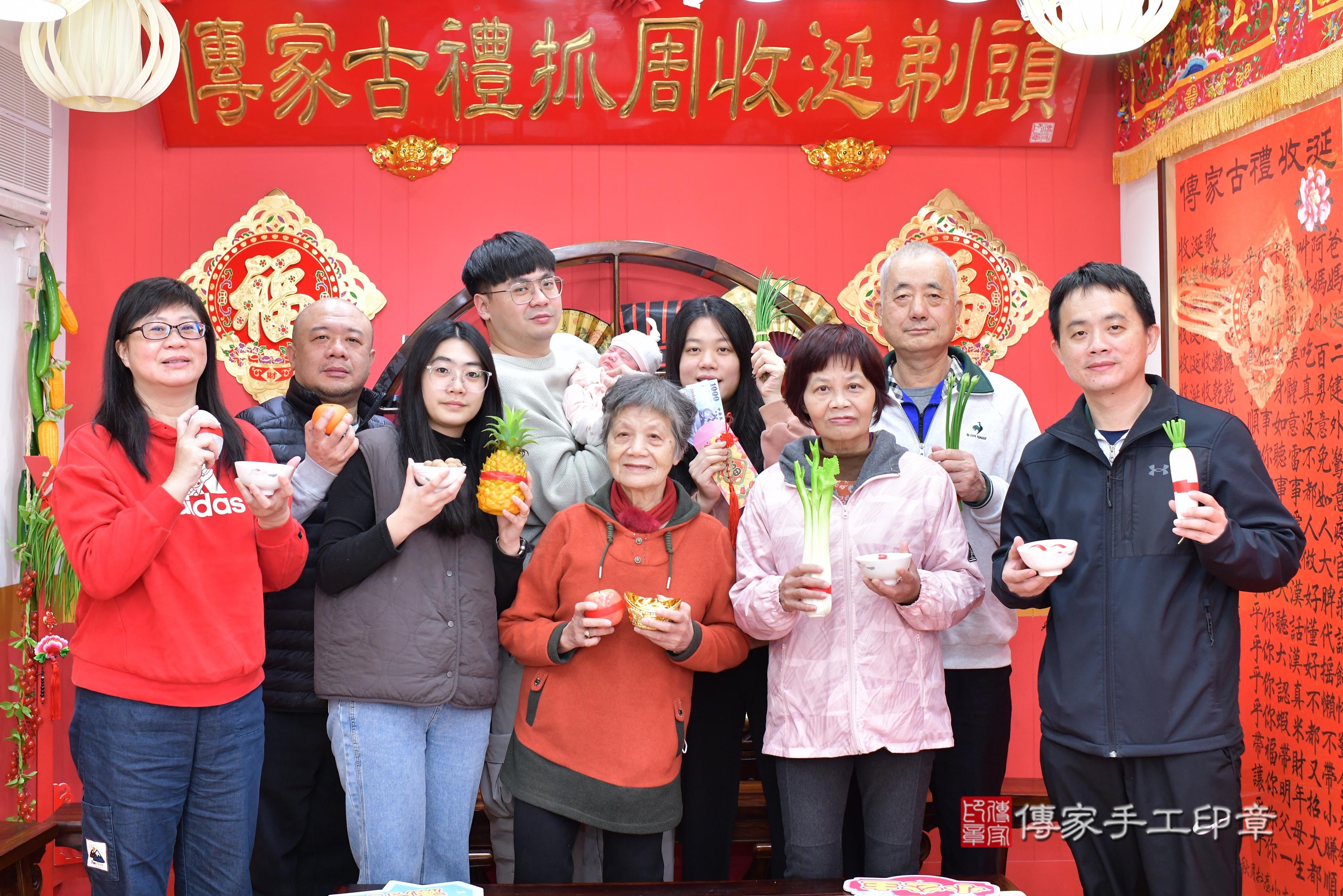 傳家手工印章桃園店、抓周、度脺、中國風會場、傳家嬰兒古禮、吉祥話、抓周道具物品24種、拍照。抓周證書。寶寶抓周、滿周歲、生日快樂、祝福