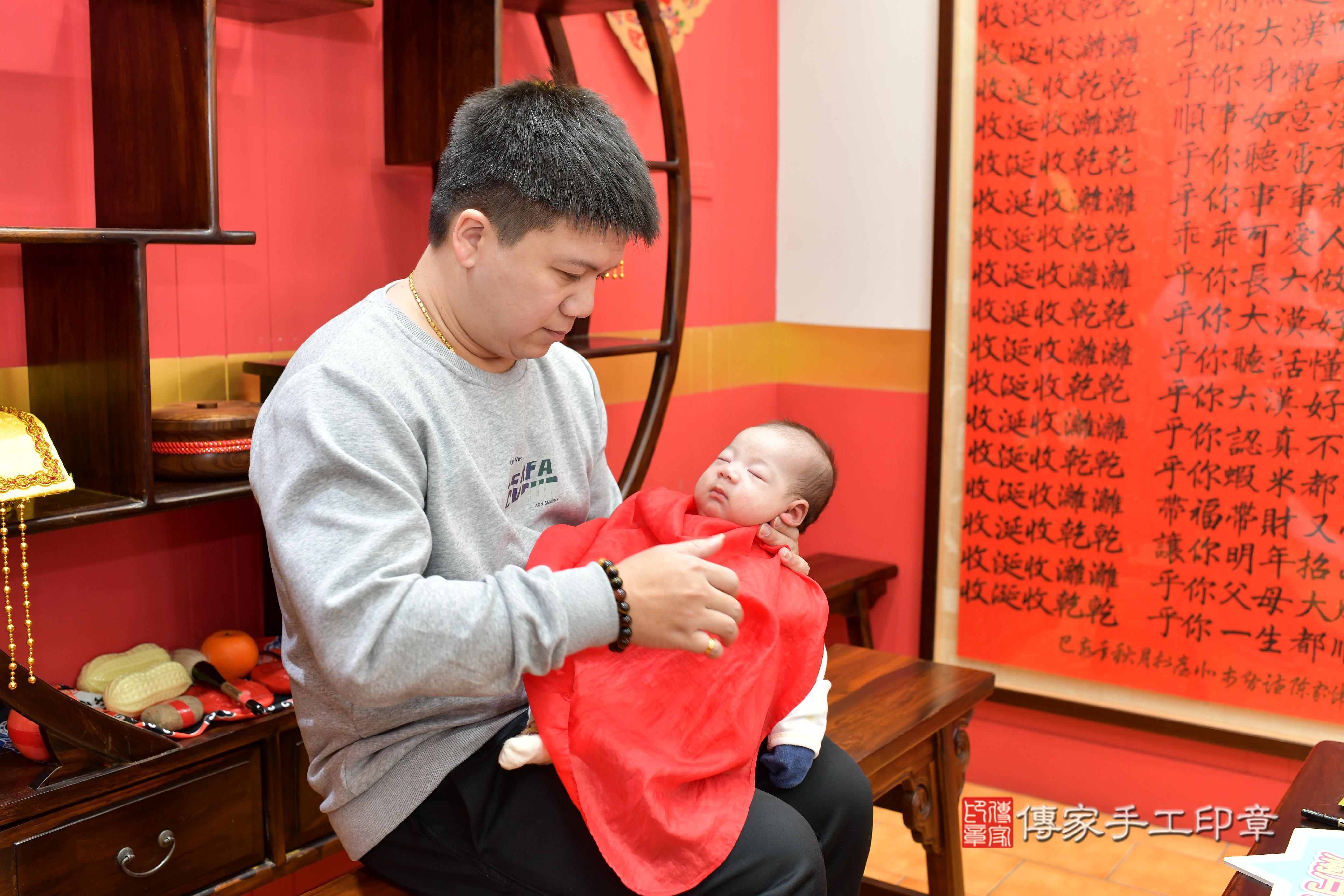 傳家手工印章桃園店、抓周、度脺、中國風會場、傳家嬰兒古禮、吉祥話、抓周道具物品24種、拍照。抓周證書。寶寶抓周、滿周歲、生日快樂、祝福