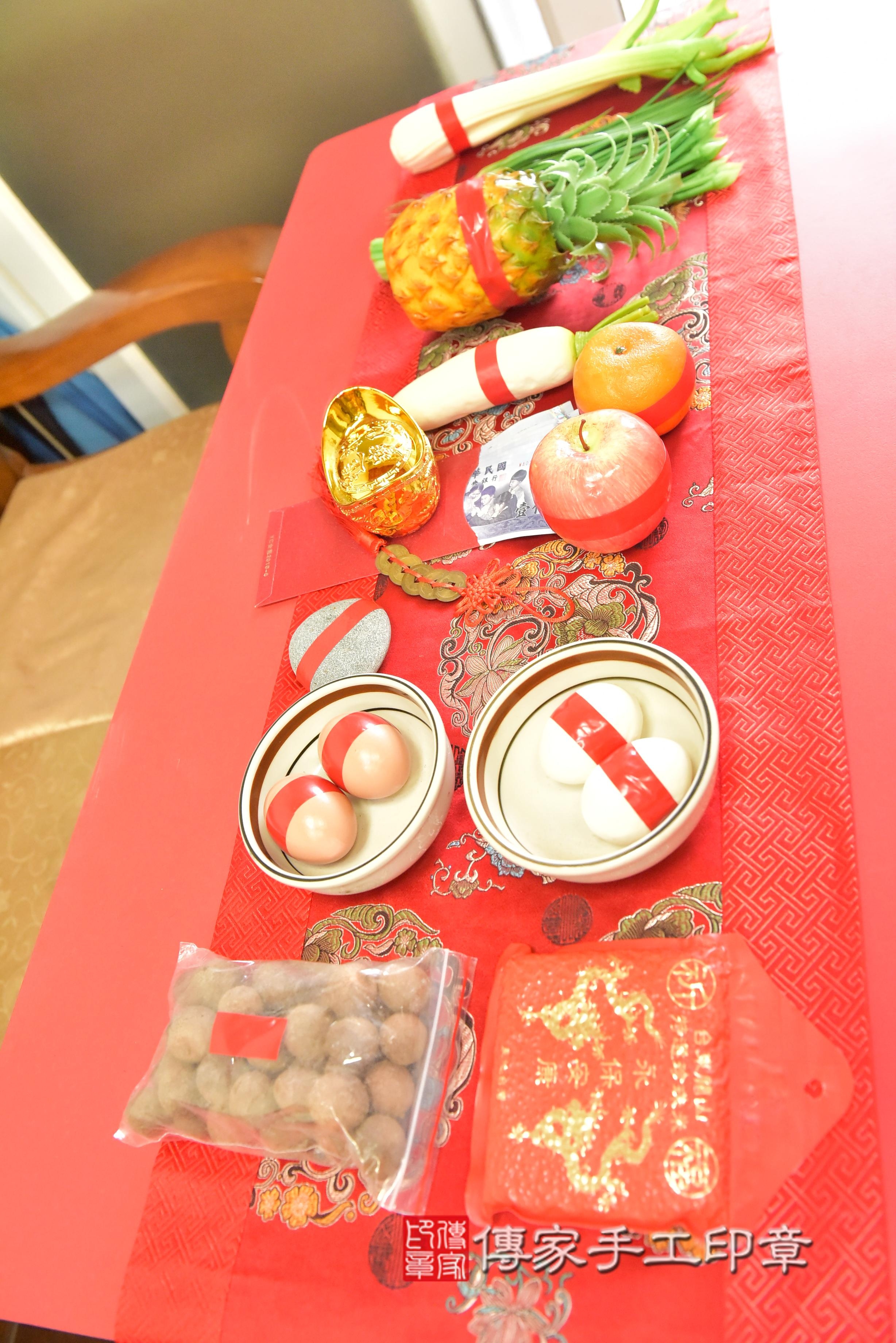 傳家手工印章高雄店、抓周、度脺、中國風會場、傳家嬰兒古禮、吉祥話、抓周道具物品24種、拍照。抓周證書。寶寶抓周、滿周歲、生日快樂、祝福
