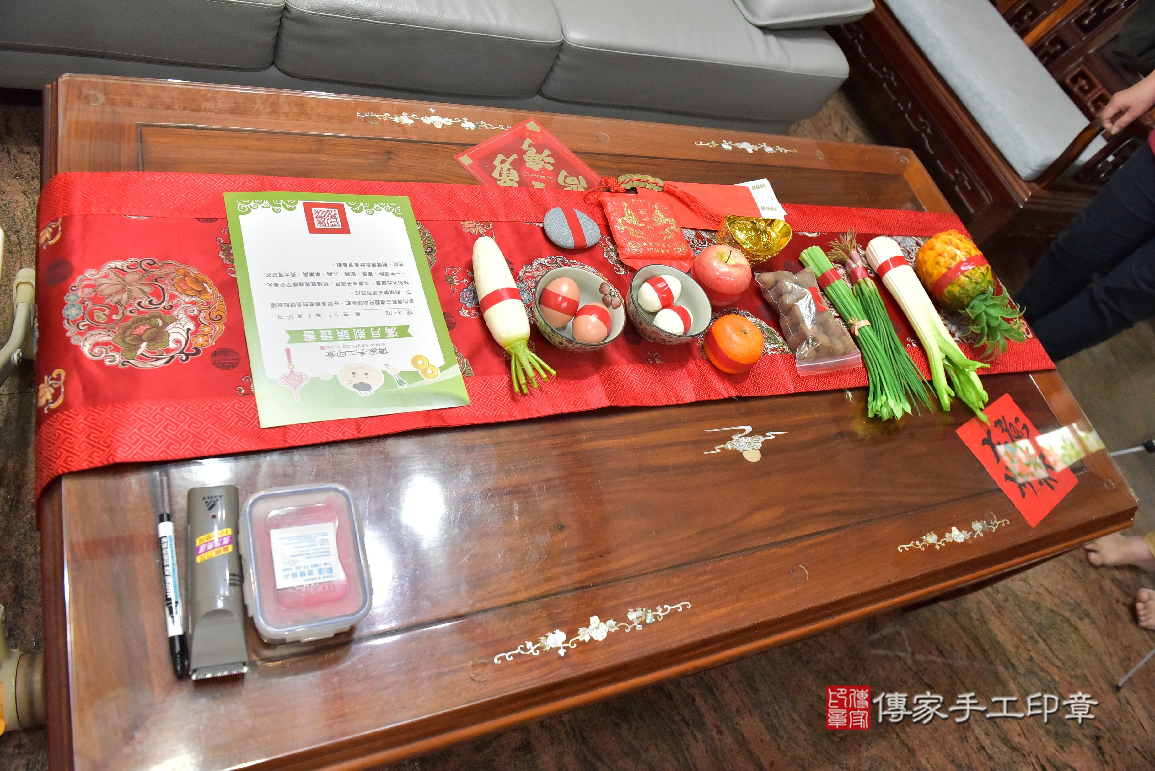 傳家手工印章高雄店、抓周、度脺、中國風會場、傳家嬰兒古禮、吉祥話、抓周道具物品24種、拍照。抓周證書。寶寶抓周、滿周歲、生日快樂、祝福
