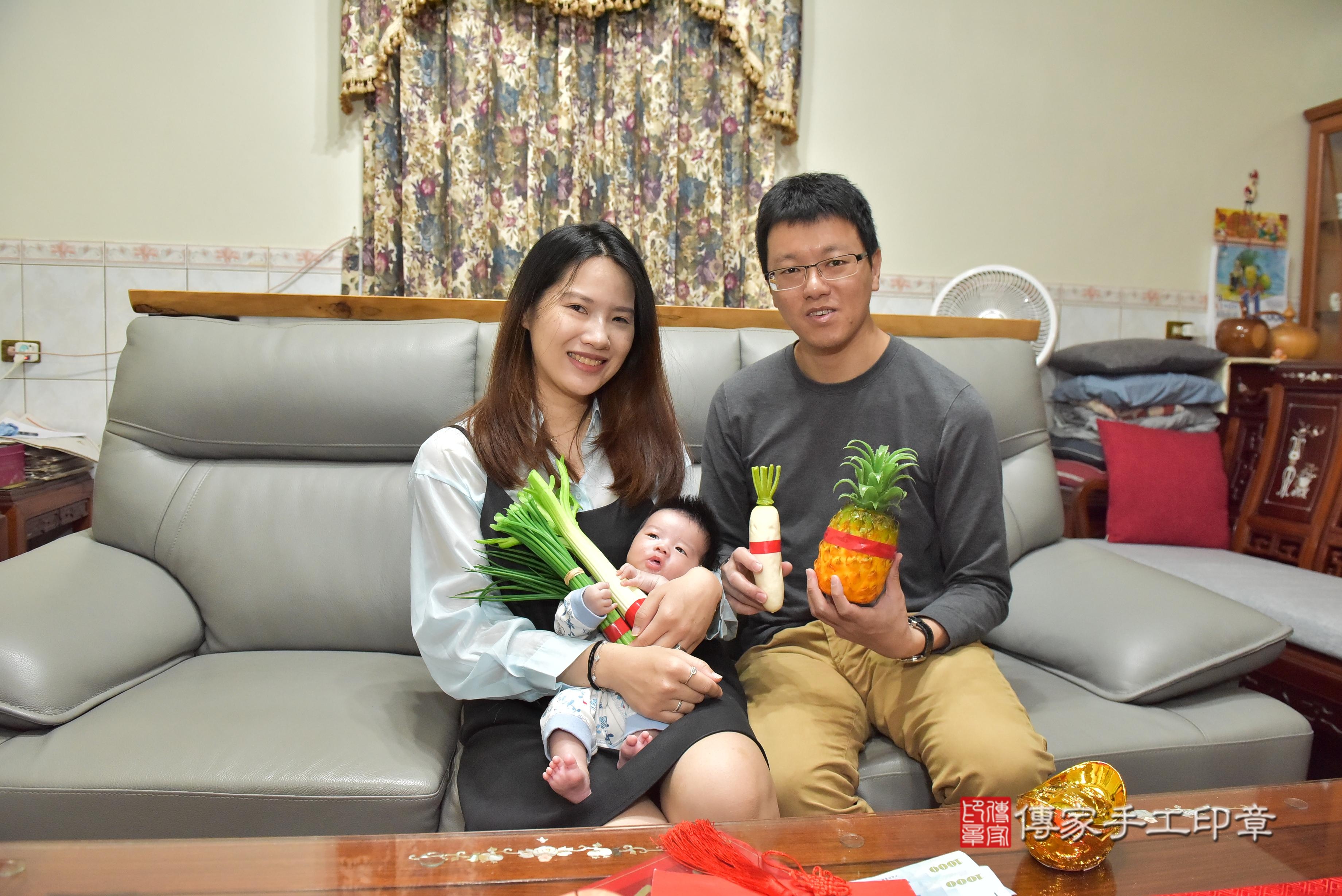傳家手工印章高雄店、抓周、度脺、中國風會場、傳家嬰兒古禮、吉祥話、抓周道具物品24種、拍照。抓周證書。寶寶抓周、滿周歲、生日快樂、祝福