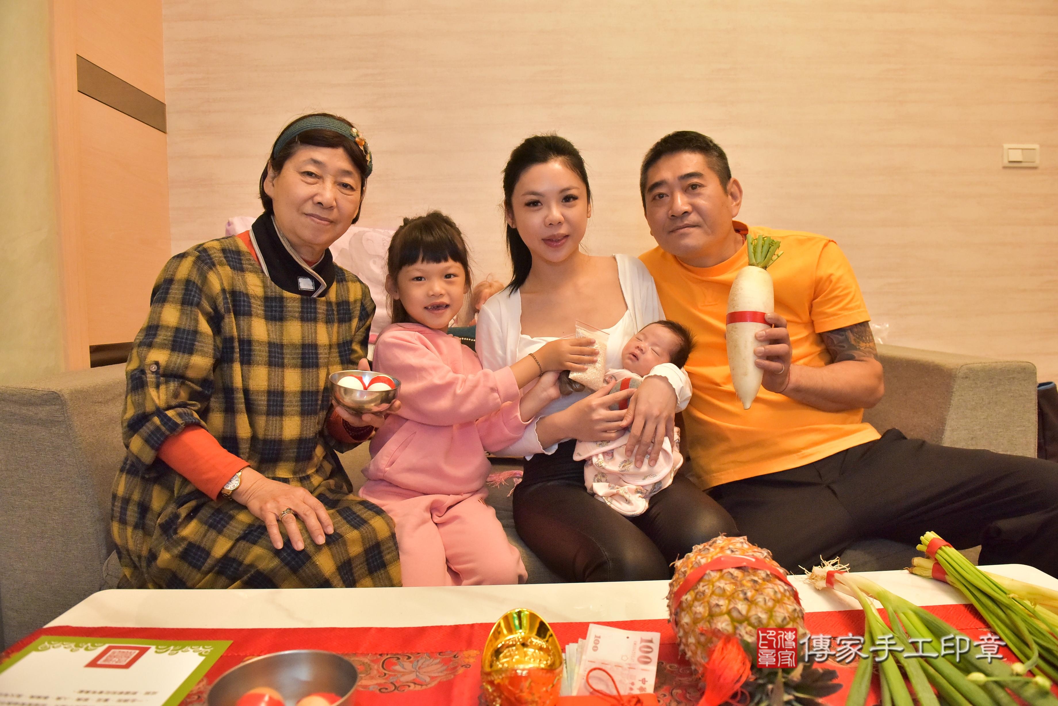 傳家手工印章高雄店、抓周、度脺、中國風會場、傳家嬰兒古禮、吉祥話、抓周道具物品24種、拍照。抓周證書。寶寶抓周、滿周歲、生日快樂、祝福
