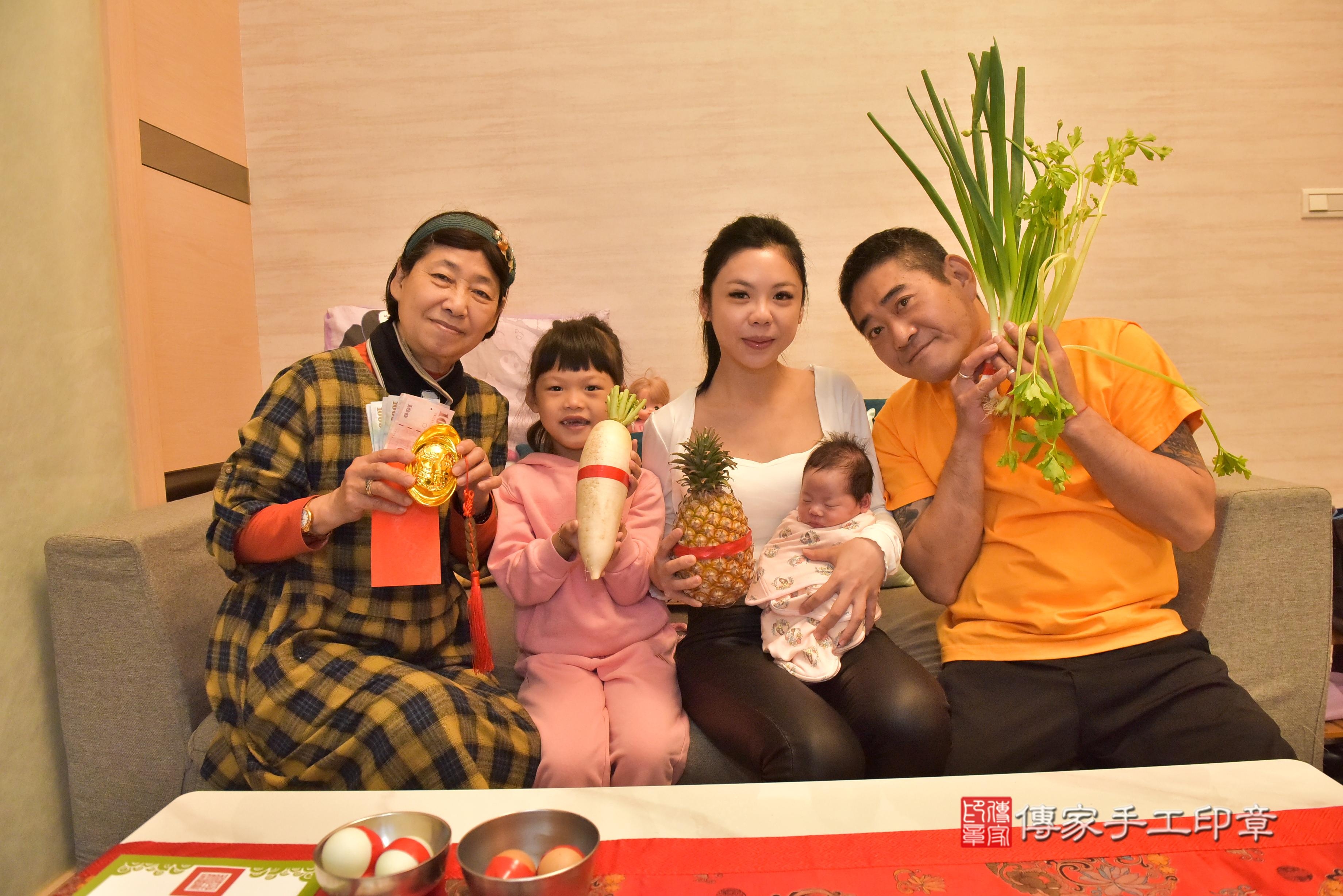 傳家手工印章高雄店、抓周、度脺、中國風會場、傳家嬰兒古禮、吉祥話、抓周道具物品24種、拍照。抓周證書。寶寶抓周、滿周歲、生日快樂、祝福