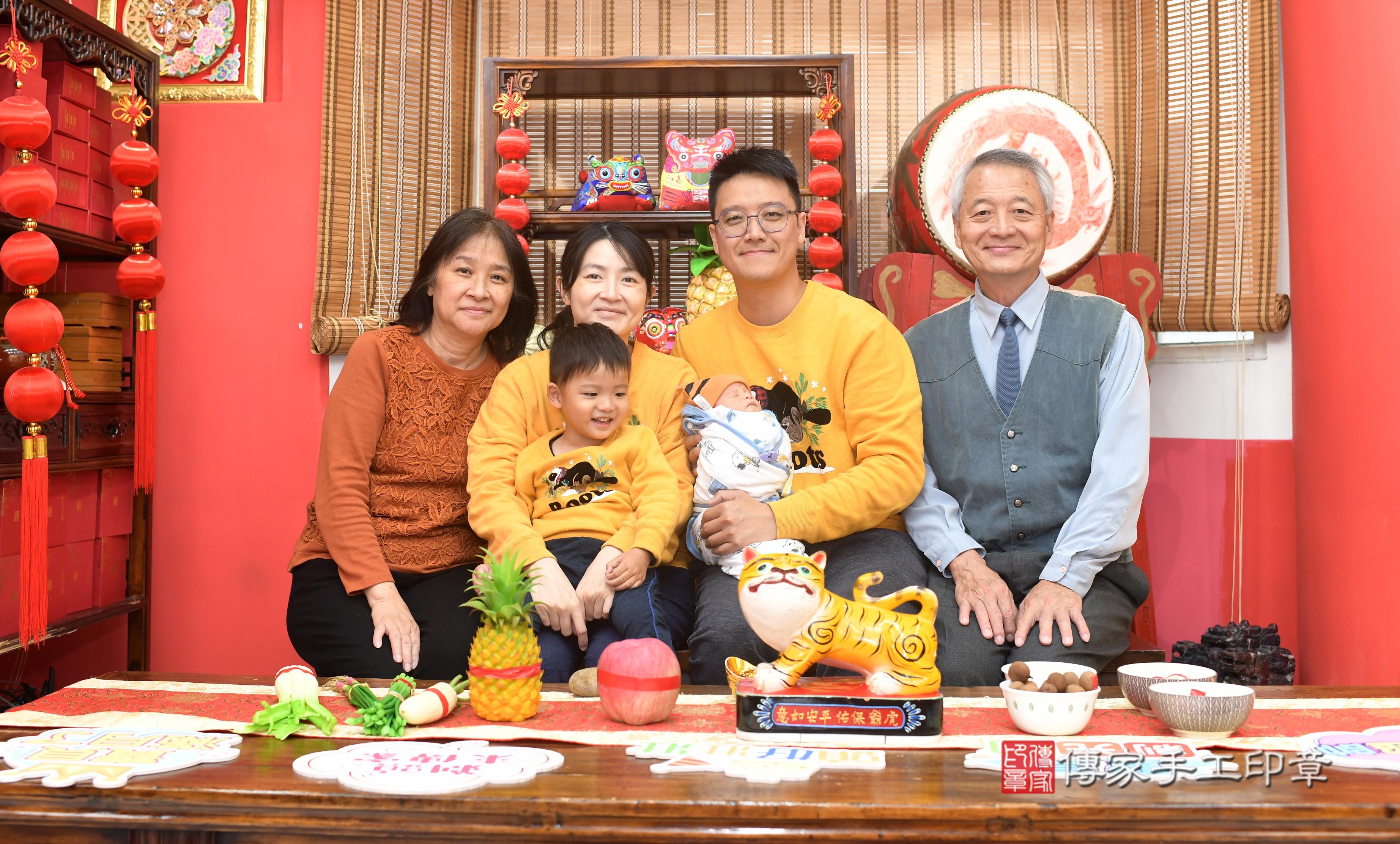 傳家手工印章高雄店、抓周、度脺、中國風會場、傳家嬰兒古禮、吉祥話、抓周道具物品24種、拍照。抓周證書。寶寶抓周、滿周歲、生日快樂、祝福