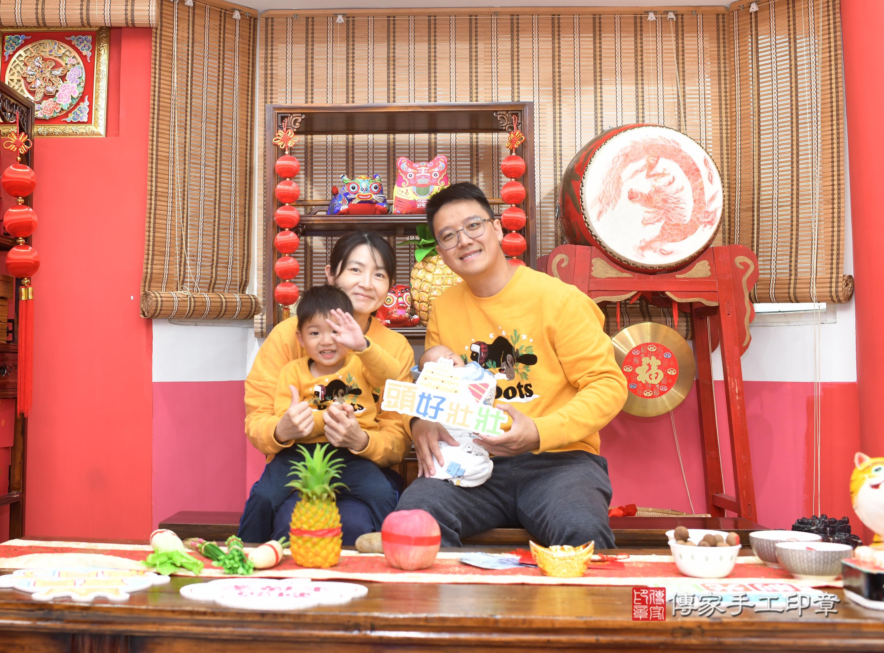 傳家手工印章高雄店、抓周、度脺、中國風會場、傳家嬰兒古禮、吉祥話、抓周道具物品24種、拍照。抓周證書。寶寶抓周、滿周歲、生日快樂、祝福