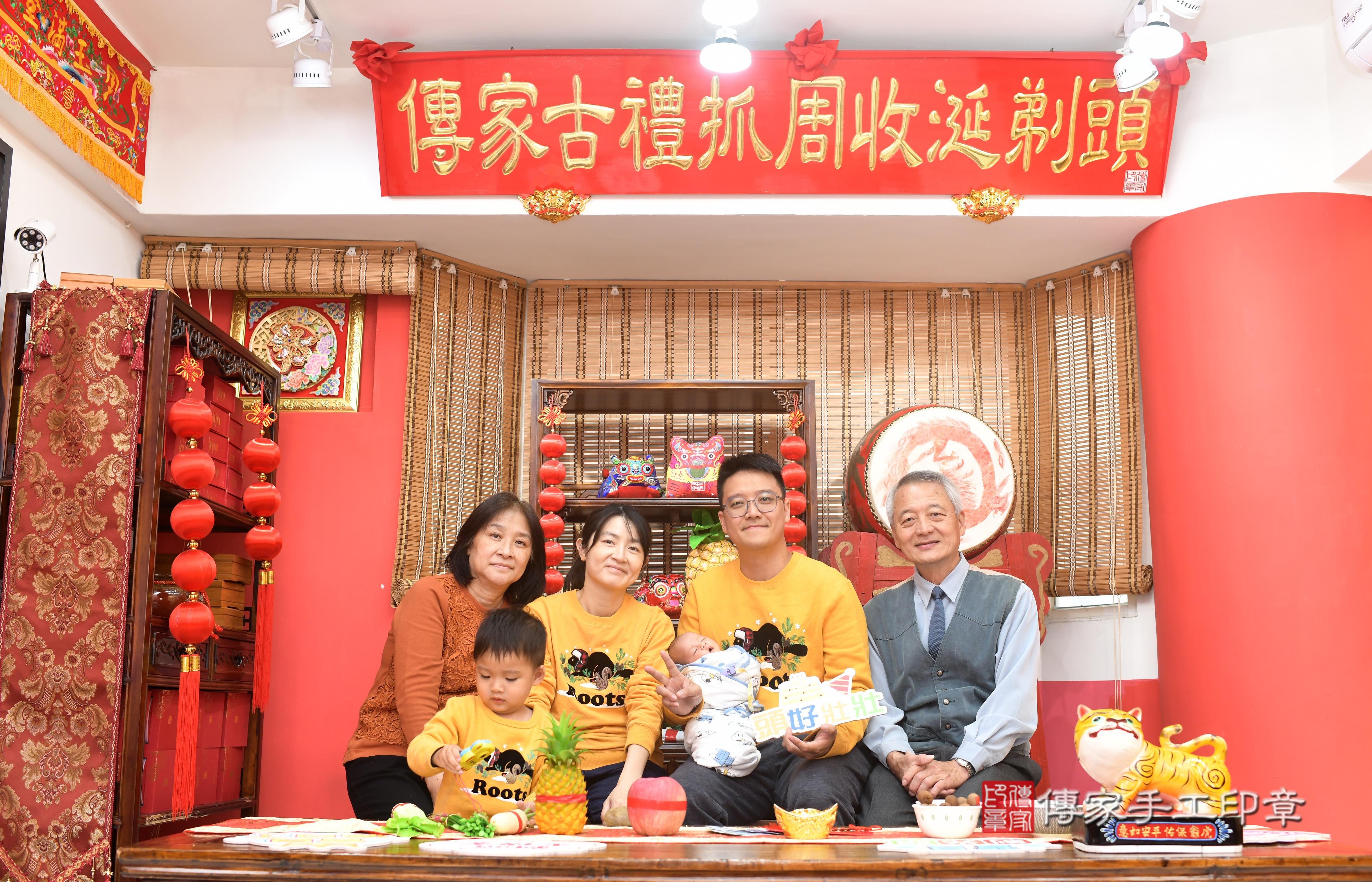 傳家手工印章高雄店、抓周、度脺、中國風會場、傳家嬰兒古禮、吉祥話、抓周道具物品24種、拍照。抓周證書。寶寶抓周、滿周歲、生日快樂、祝福