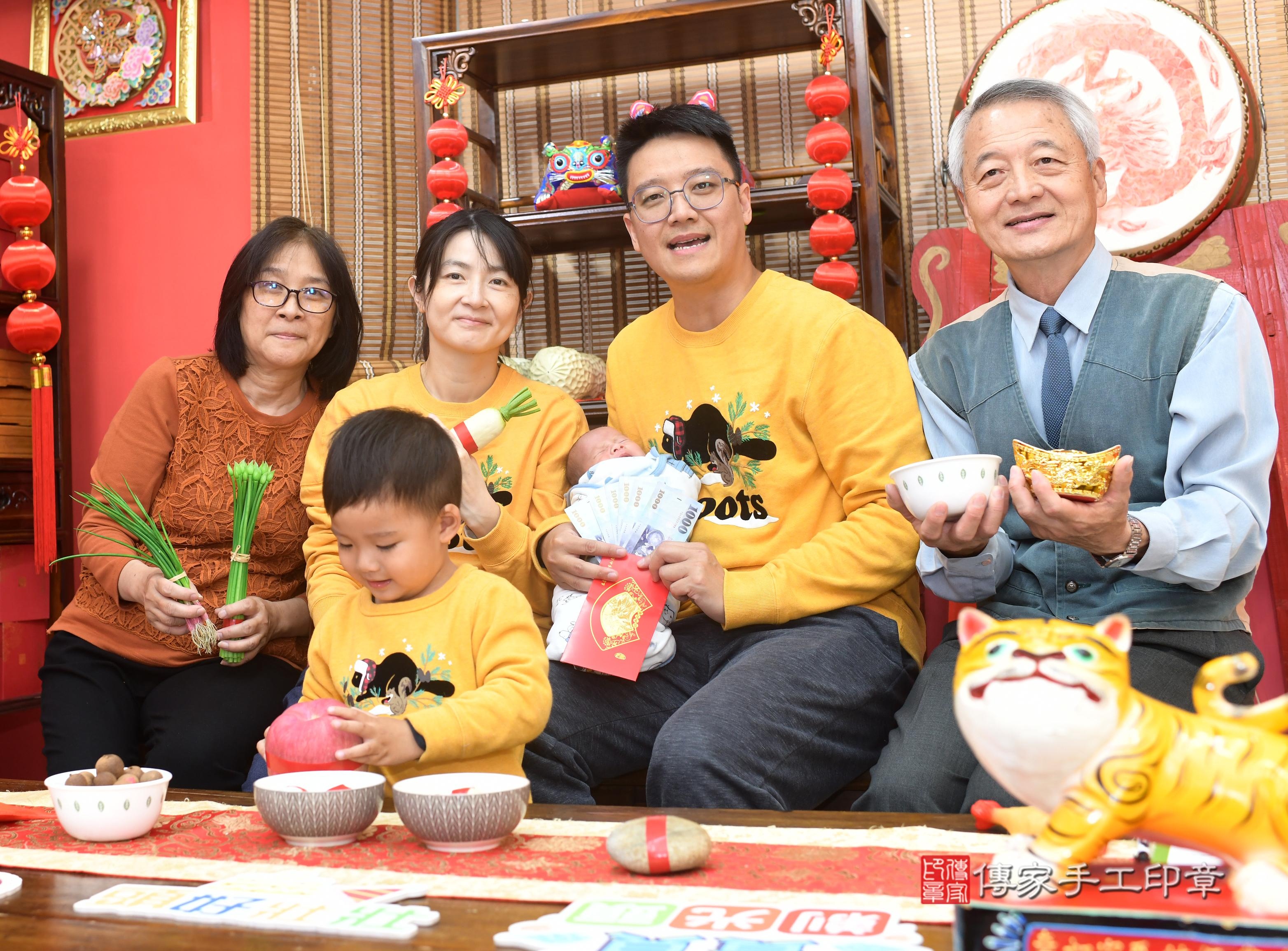 傳家手工印章高雄店、抓周、度脺、中國風會場、傳家嬰兒古禮、吉祥話、抓周道具物品24種、拍照。抓周證書。寶寶抓周、滿周歲、生日快樂、祝福