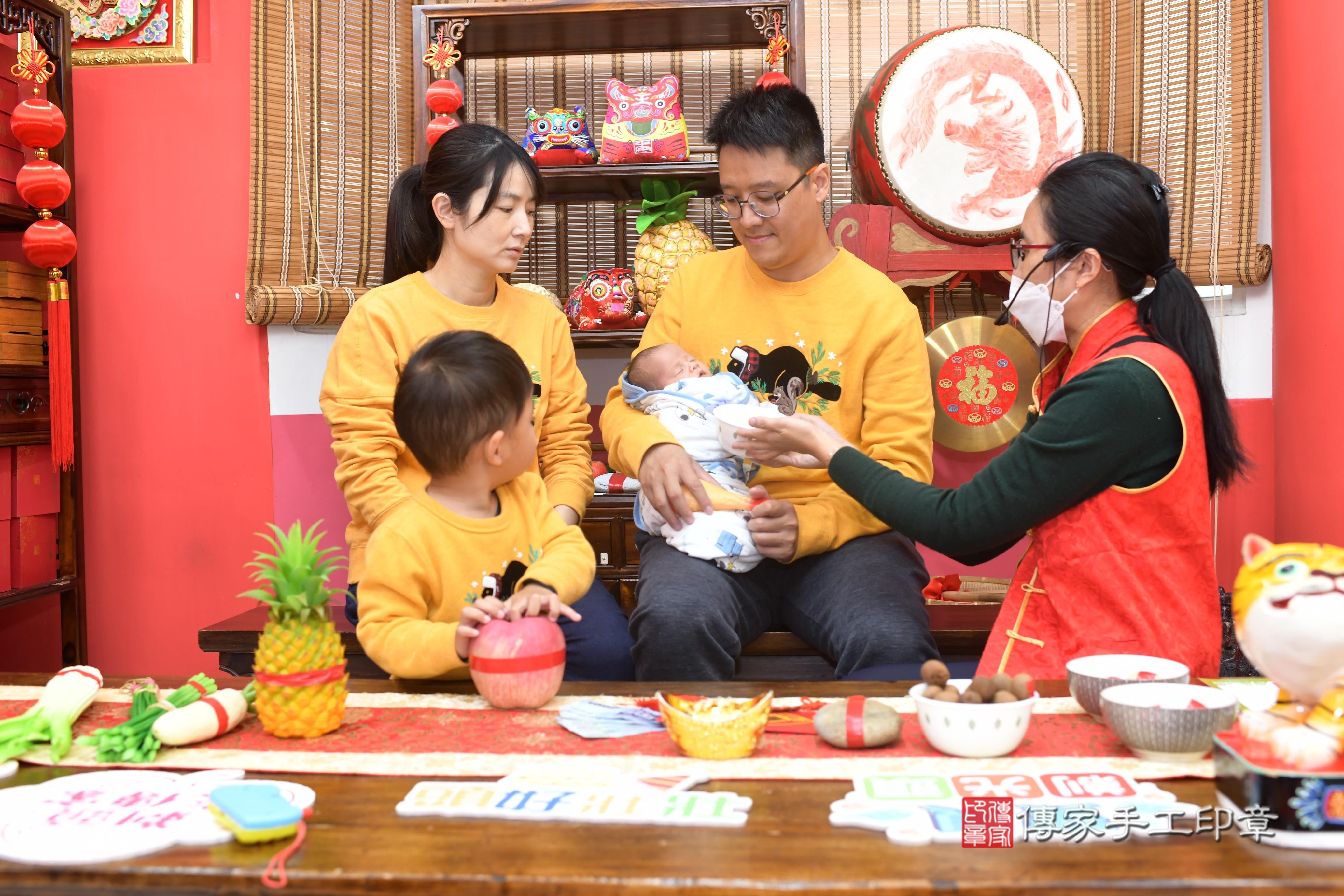 傳家手工印章高雄店、抓周、度脺、中國風會場、傳家嬰兒古禮、吉祥話、抓周道具物品24種、拍照。抓周證書。寶寶抓周、滿周歲、生日快樂、祝福