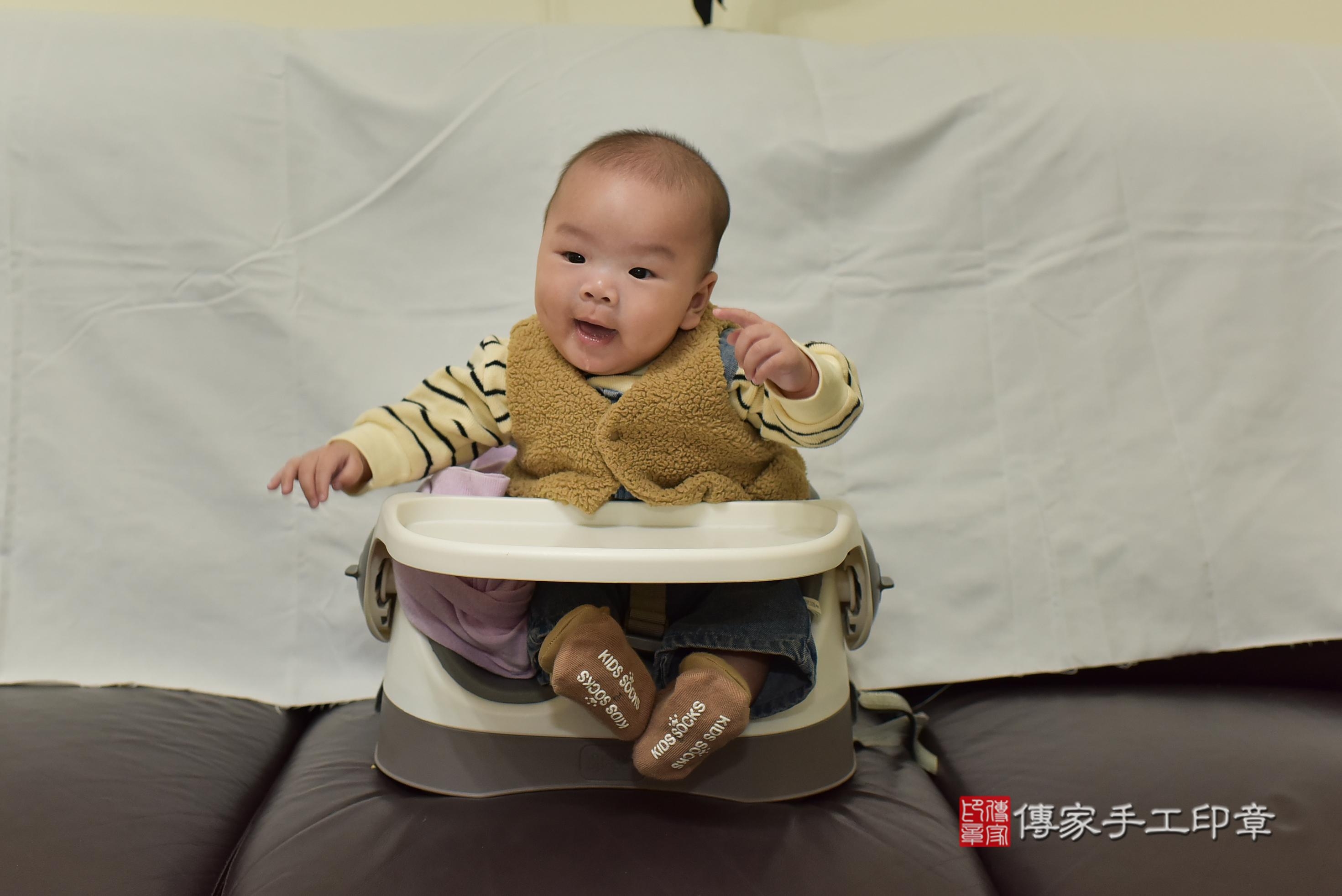 傳家手工印章台南店、抓周、度脺、中國風會場、傳家嬰兒古禮、吉祥話、抓周道具物品24種、拍照。抓周證書。寶寶抓周、滿周歲、生日快樂、祝福