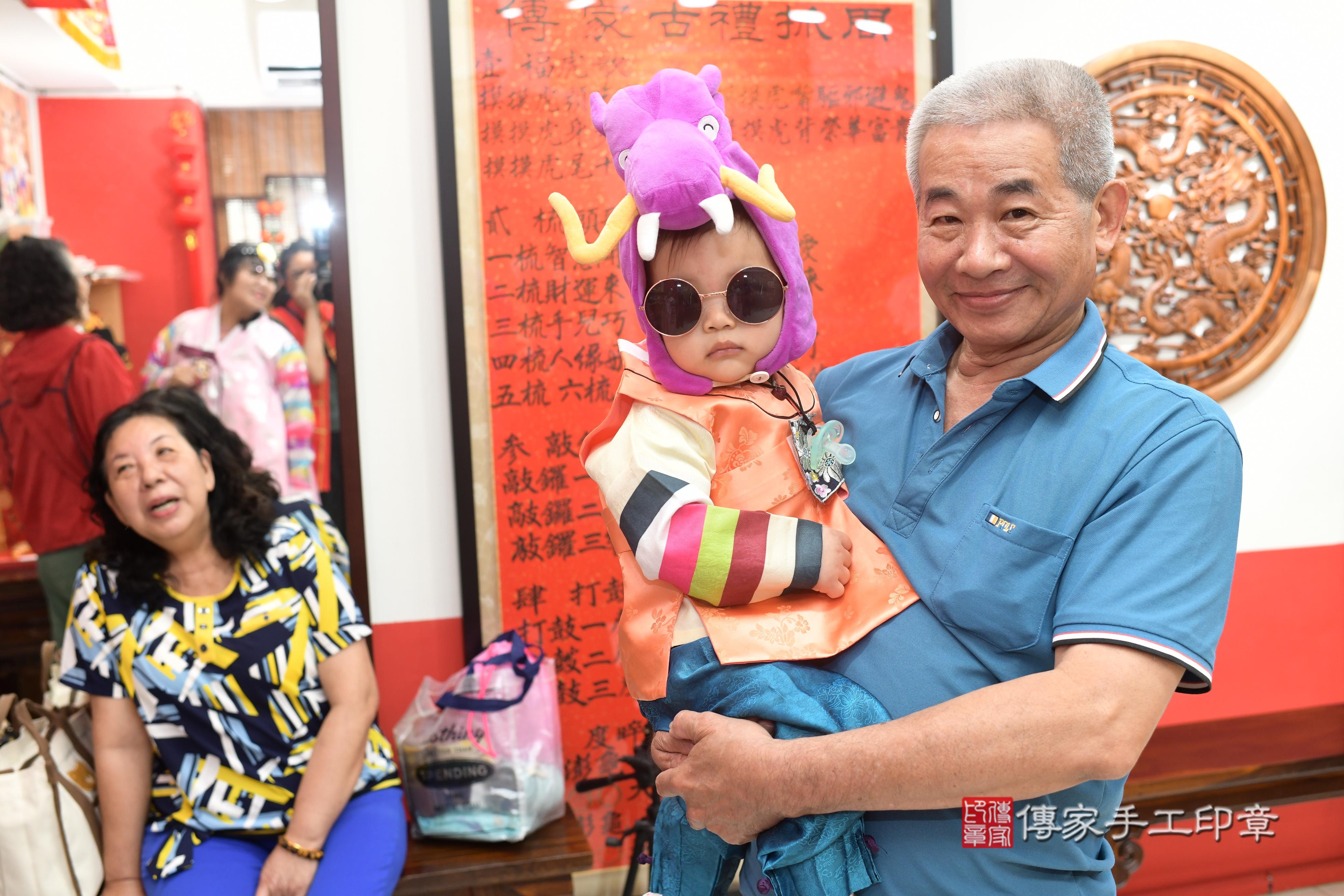 傳家手工印章高雄店、抓周、度脺、中國風會場、傳家嬰兒古禮、吉祥話、抓周道具物品24種、拍照。抓周證書。寶寶抓周、滿周歲、生日快樂、祝福