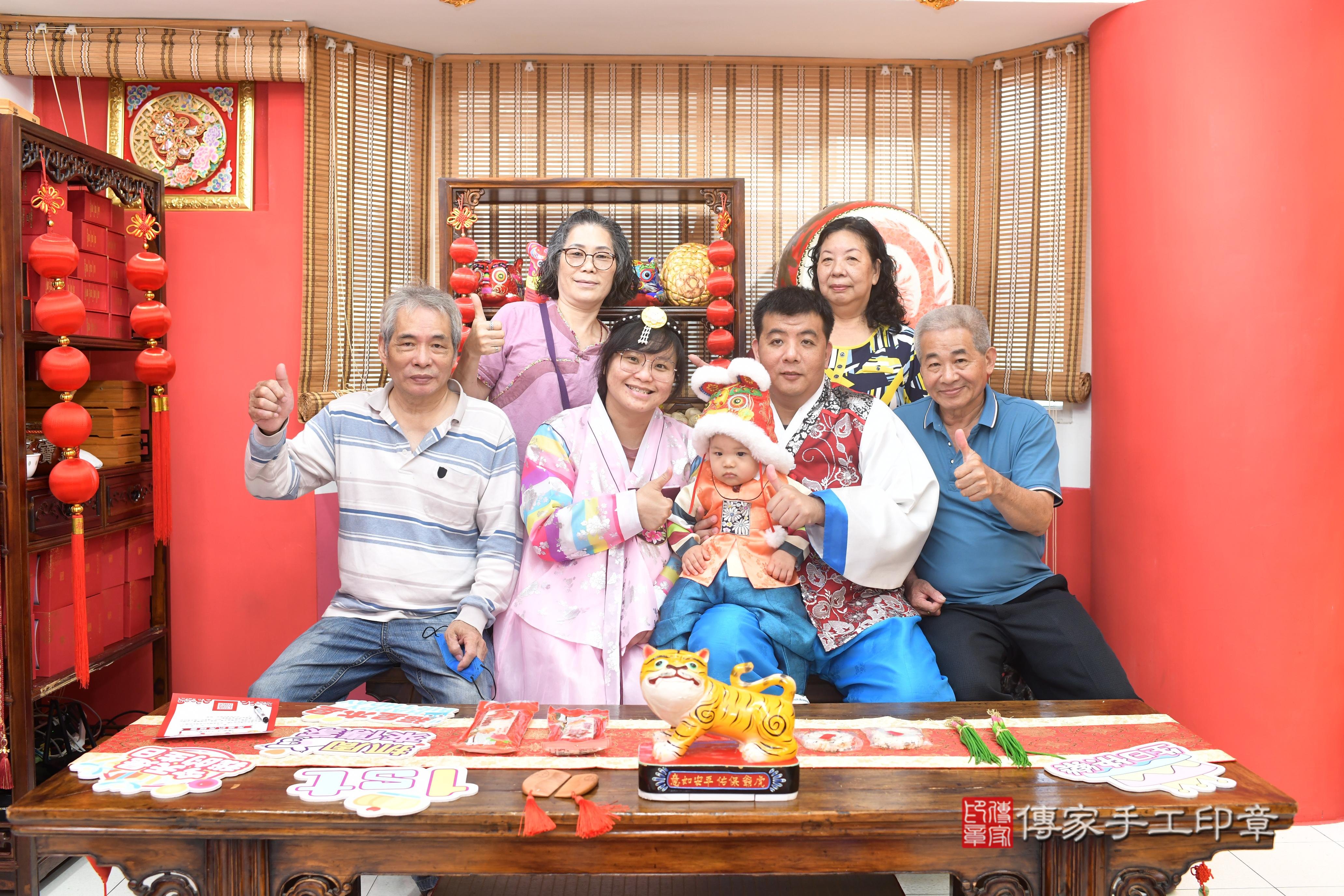 傳家手工印章高雄店、抓周、度脺、中國風會場、傳家嬰兒古禮、吉祥話、抓周道具物品24種、拍照。抓周證書。寶寶抓周、滿周歲、生日快樂、祝福