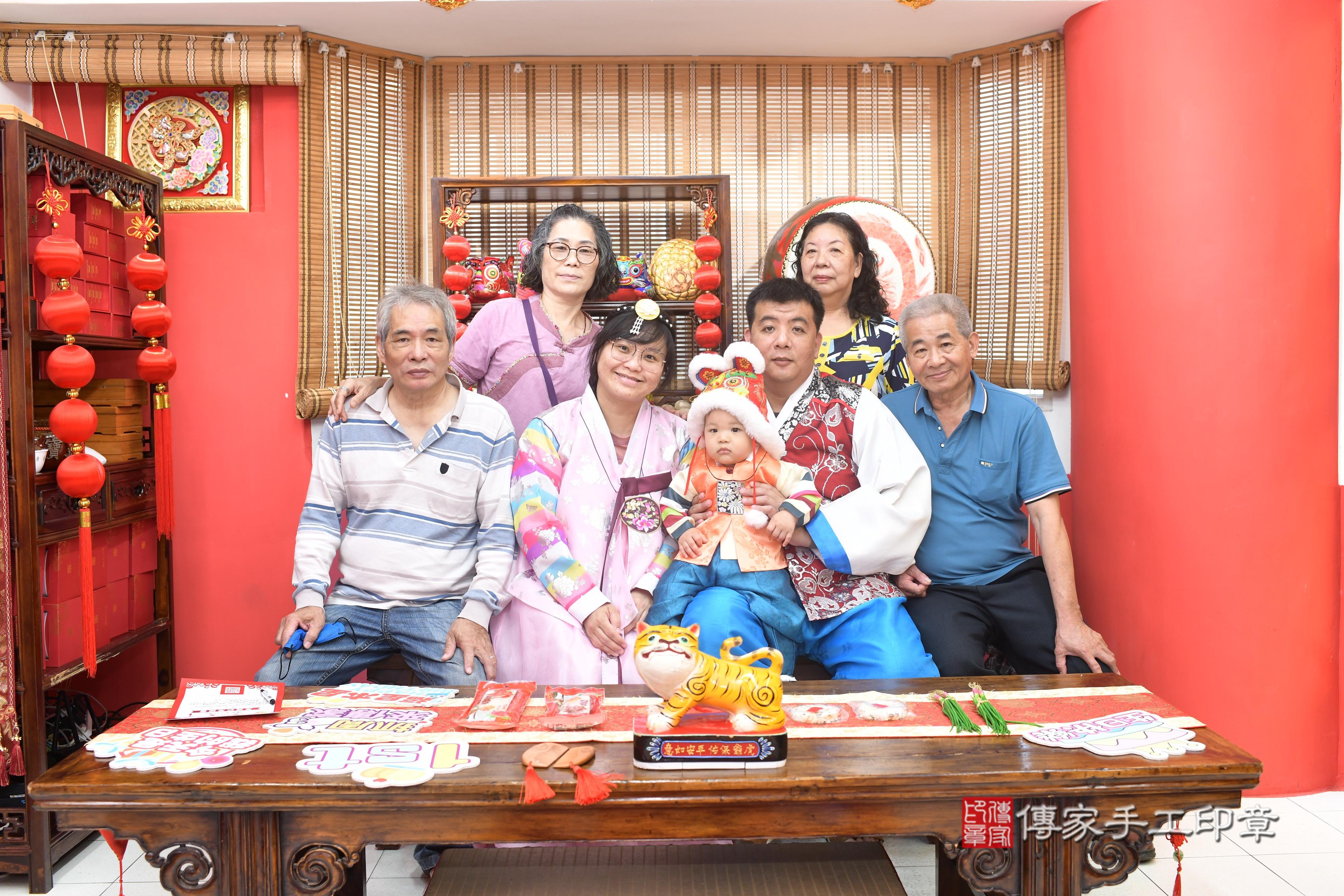 傳家手工印章高雄店、抓周、度脺、中國風會場、傳家嬰兒古禮、吉祥話、抓周道具物品24種、拍照。抓周證書。寶寶抓周、滿周歲、生日快樂、祝福