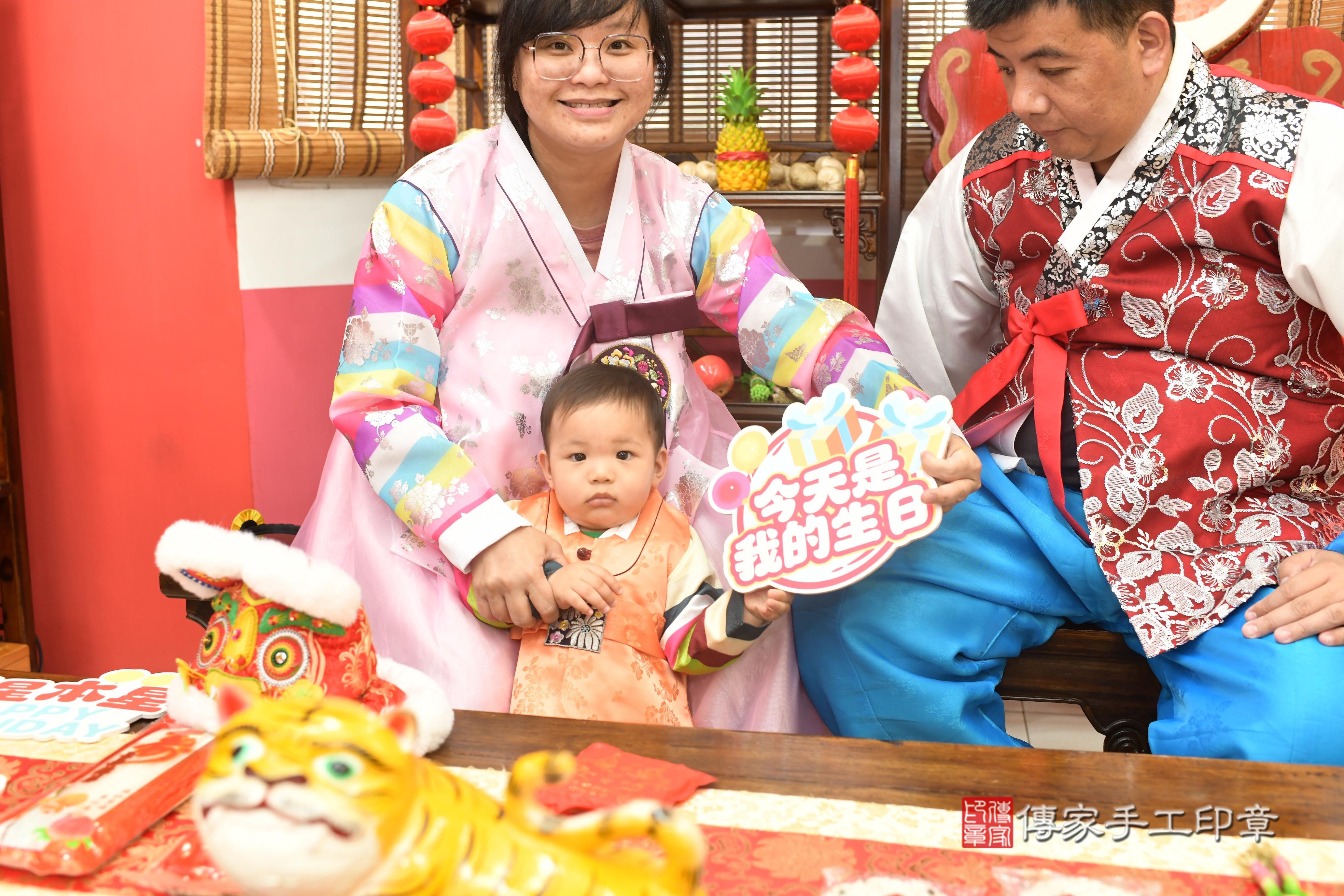 傳家手工印章高雄店、抓周、度脺、中國風會場、傳家嬰兒古禮、吉祥話、抓周道具物品24種、拍照。抓周證書。寶寶抓周、滿周歲、生日快樂、祝福