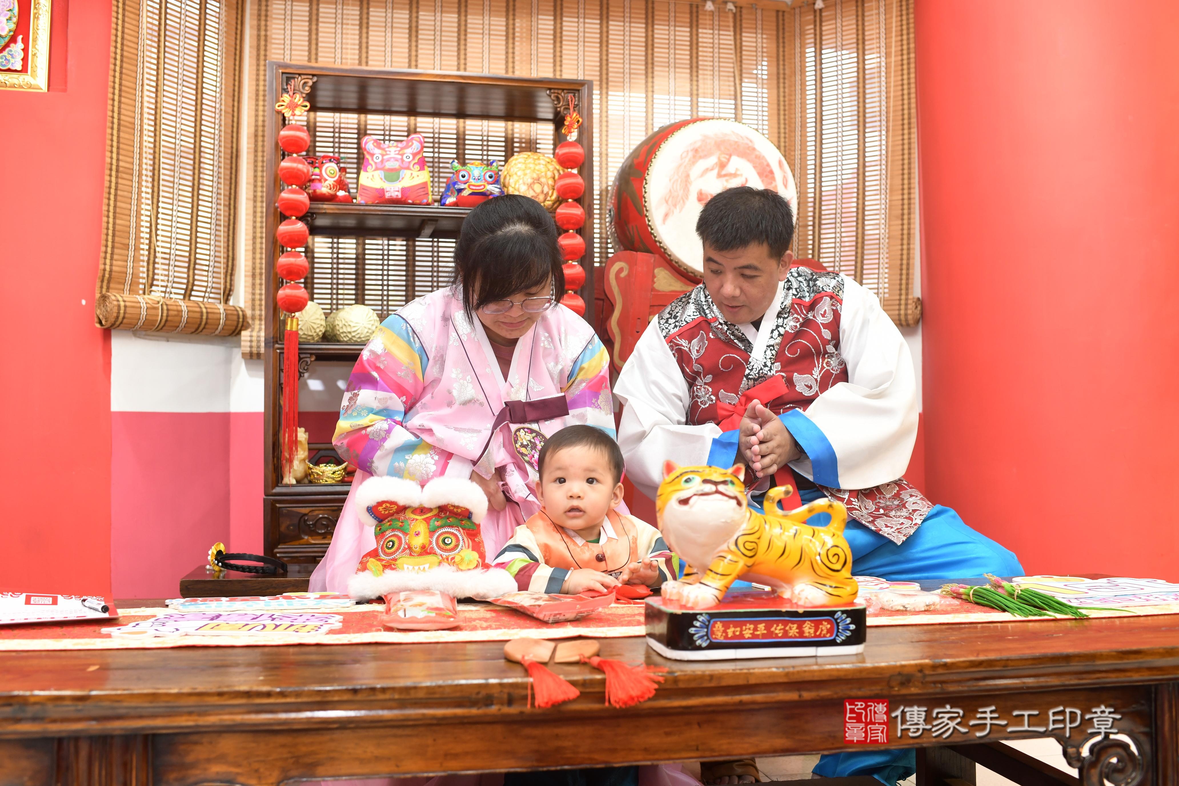 傳家手工印章高雄店、抓周、度脺、中國風會場、傳家嬰兒古禮、吉祥話、抓周道具物品24種、拍照。抓周證書。寶寶抓周、滿周歲、生日快樂、祝福