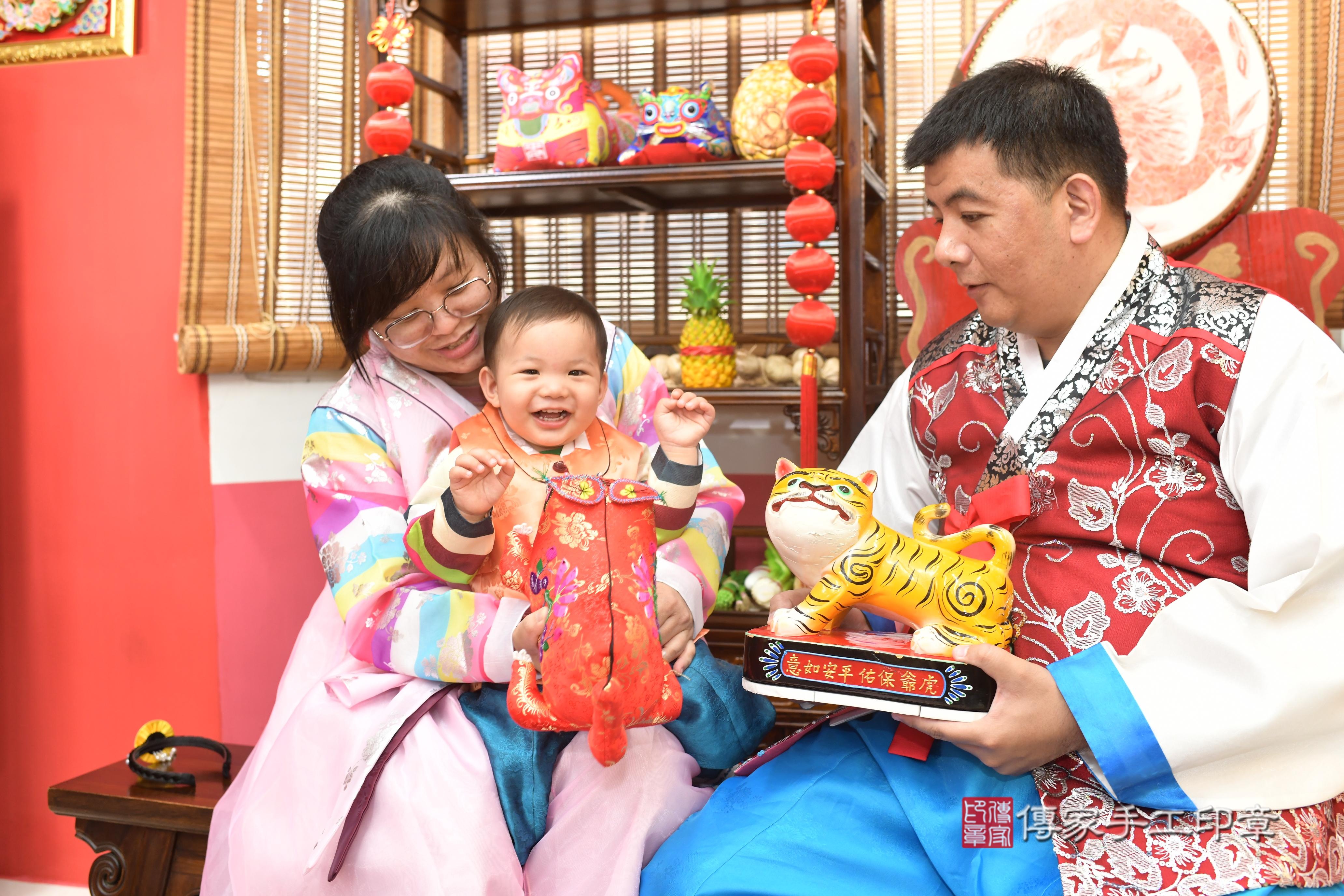 傳家手工印章高雄店、抓周、度脺、中國風會場、傳家嬰兒古禮、吉祥話、抓周道具物品24種、拍照。抓周證書。寶寶抓周、滿周歲、生日快樂、祝福