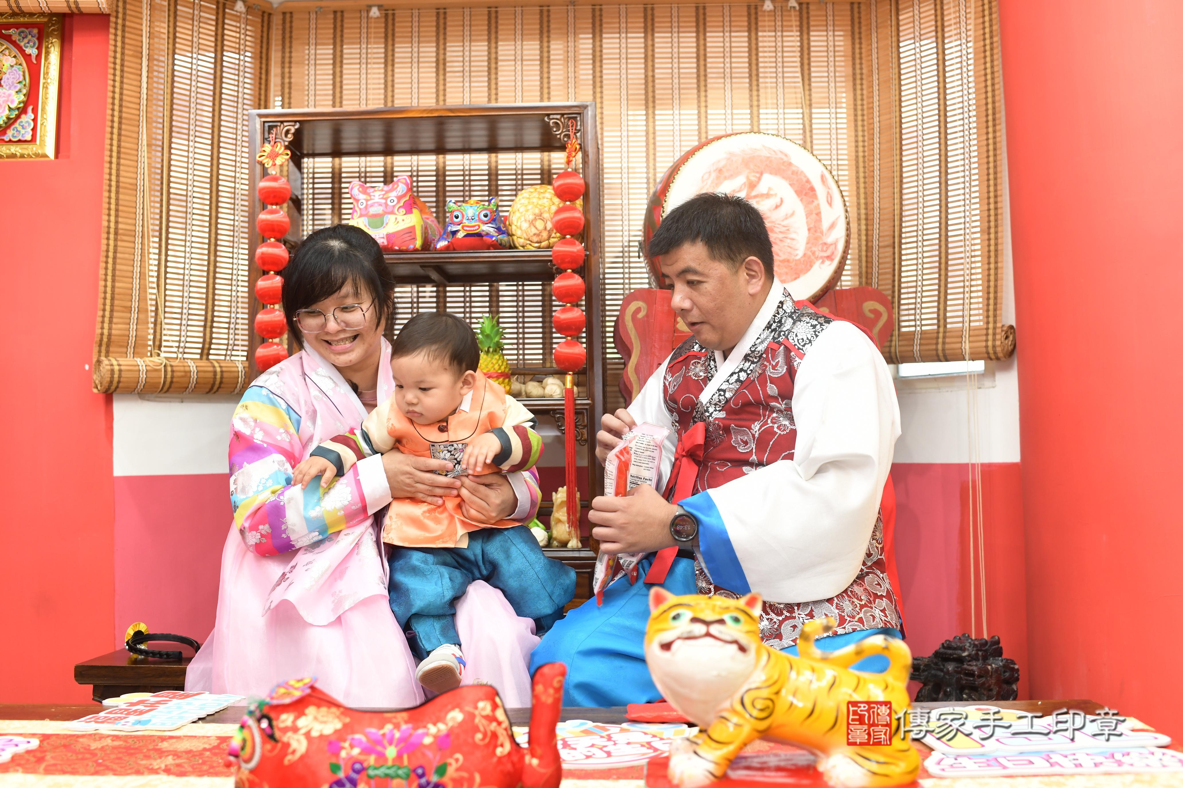 傳家手工印章高雄店、抓周、度脺、中國風會場、傳家嬰兒古禮、吉祥話、抓周道具物品24種、拍照。抓周證書。寶寶抓周、滿周歲、生日快樂、祝福