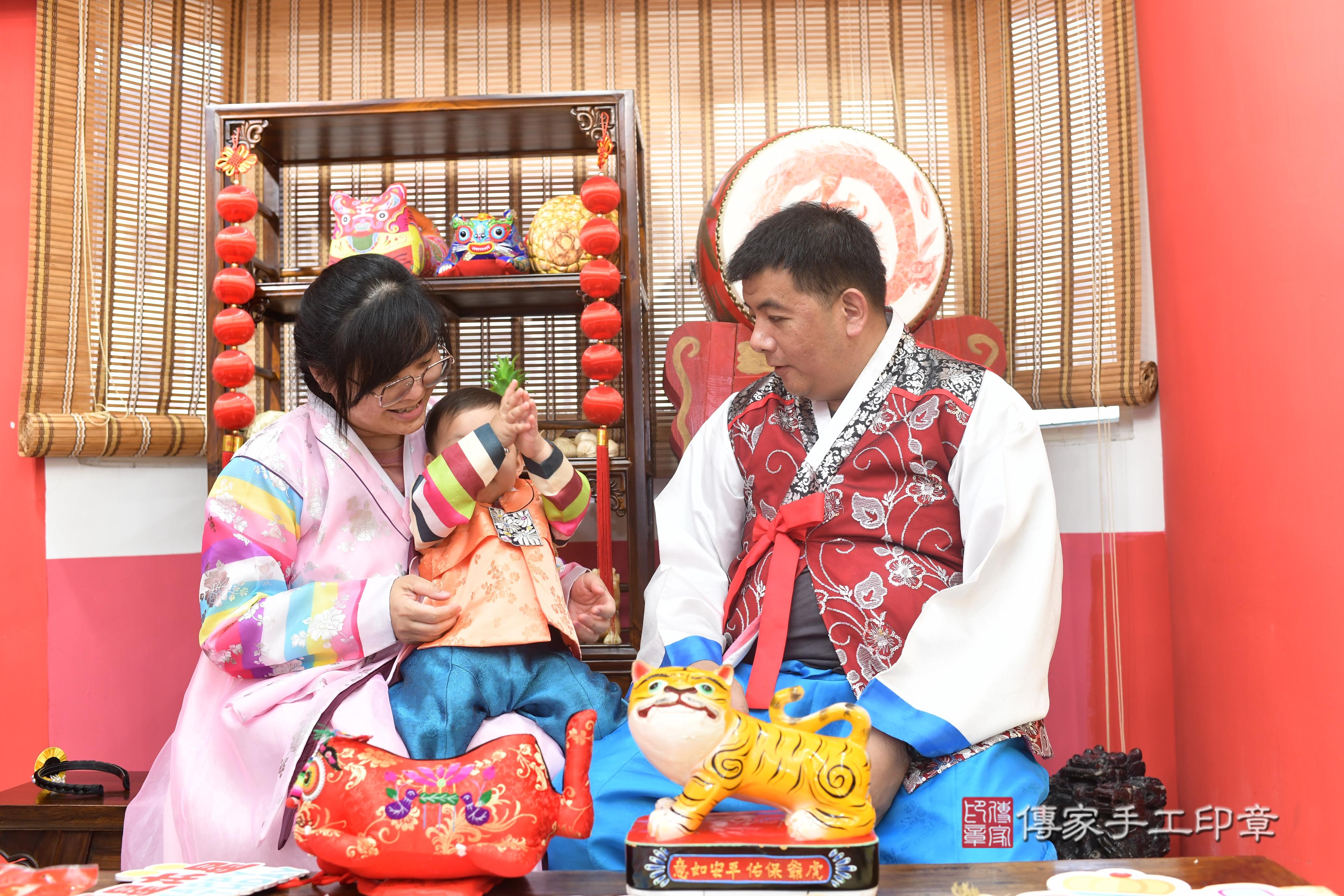 傳家手工印章高雄店、抓周、度脺、中國風會場、傳家嬰兒古禮、吉祥話、抓周道具物品24種、拍照。抓周證書。寶寶抓周、滿周歲、生日快樂、祝福