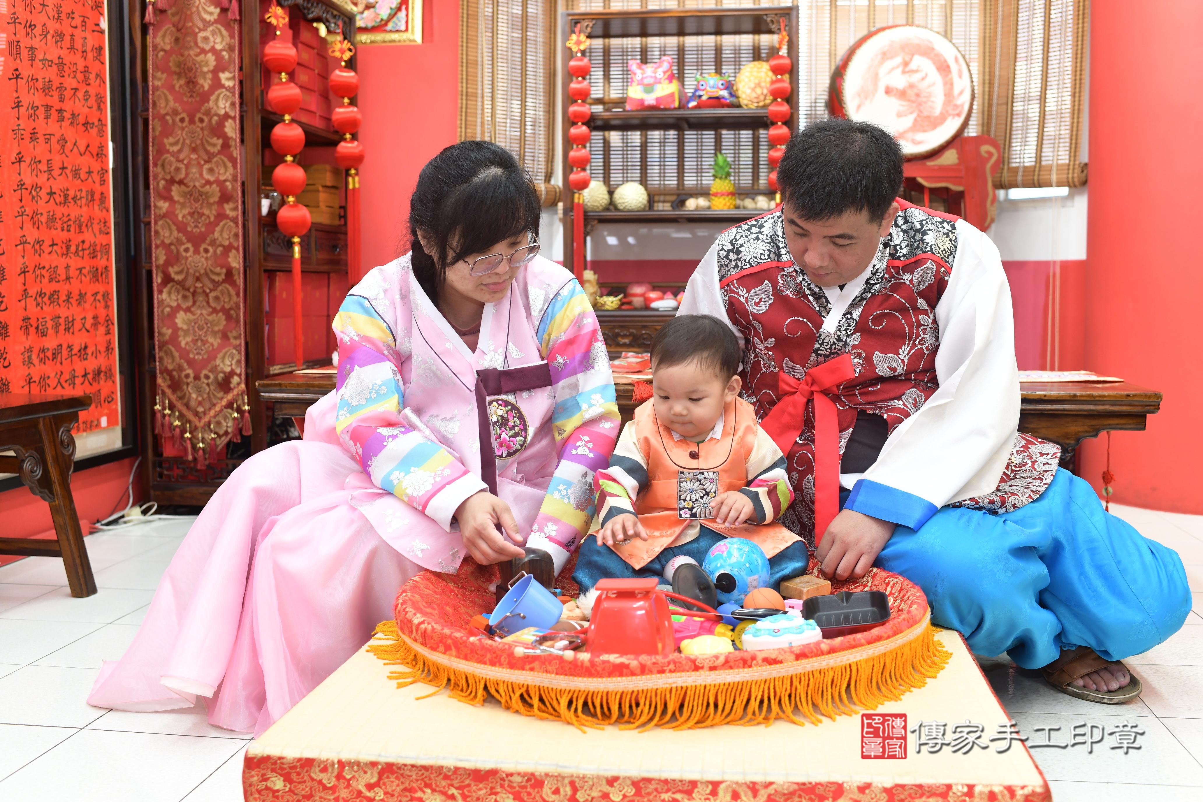 傳家手工印章高雄店、抓周、度脺、中國風會場、傳家嬰兒古禮、吉祥話、抓周道具物品24種、拍照。抓周證書。寶寶抓周、滿周歲、生日快樂、祝福