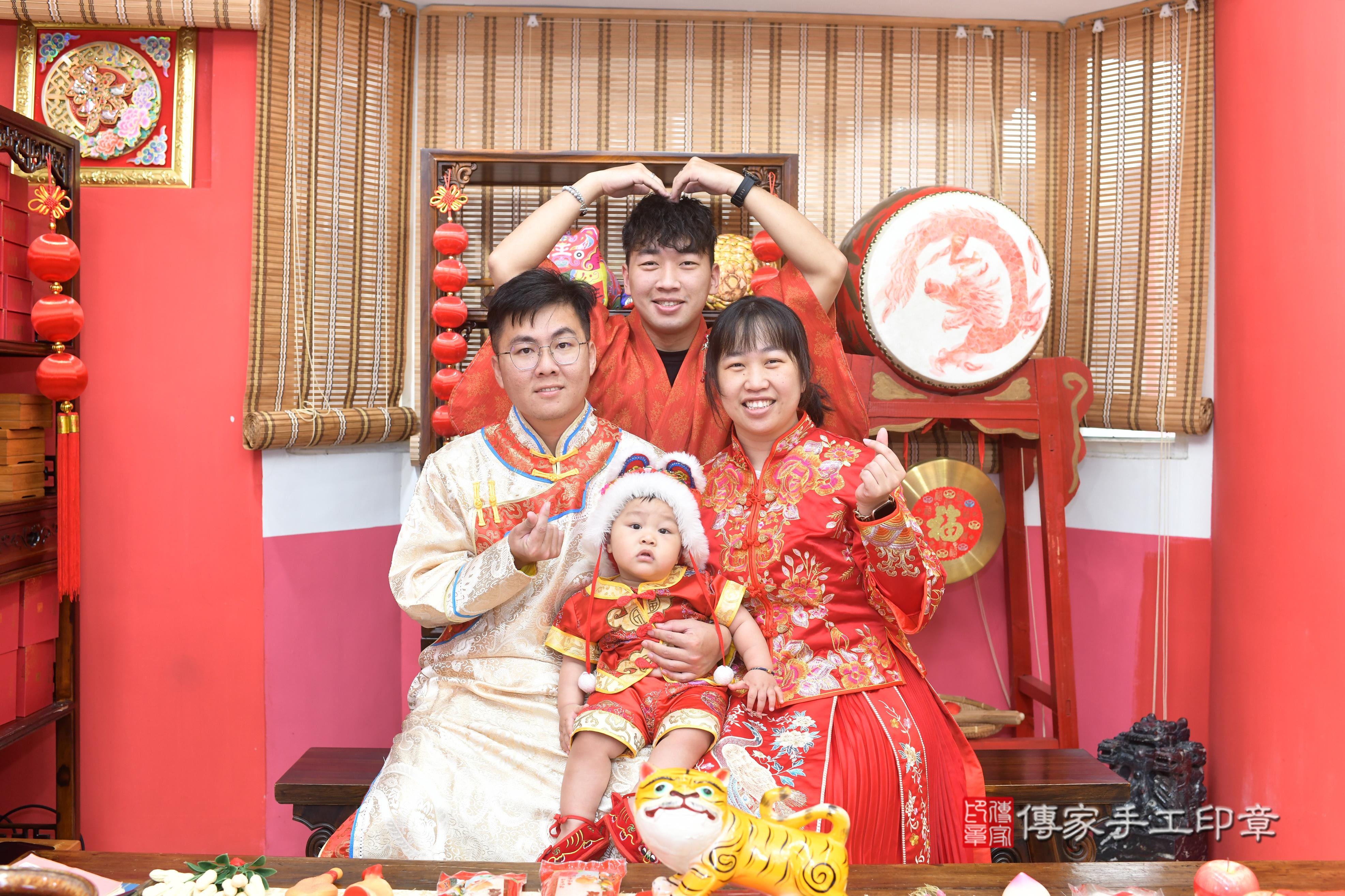 傳家手工印章高雄店、抓周、度脺、中國風會場、傳家嬰兒古禮、吉祥話、抓周道具物品24種、拍照。抓周證書。寶寶抓周、滿周歲、生日快樂、祝福