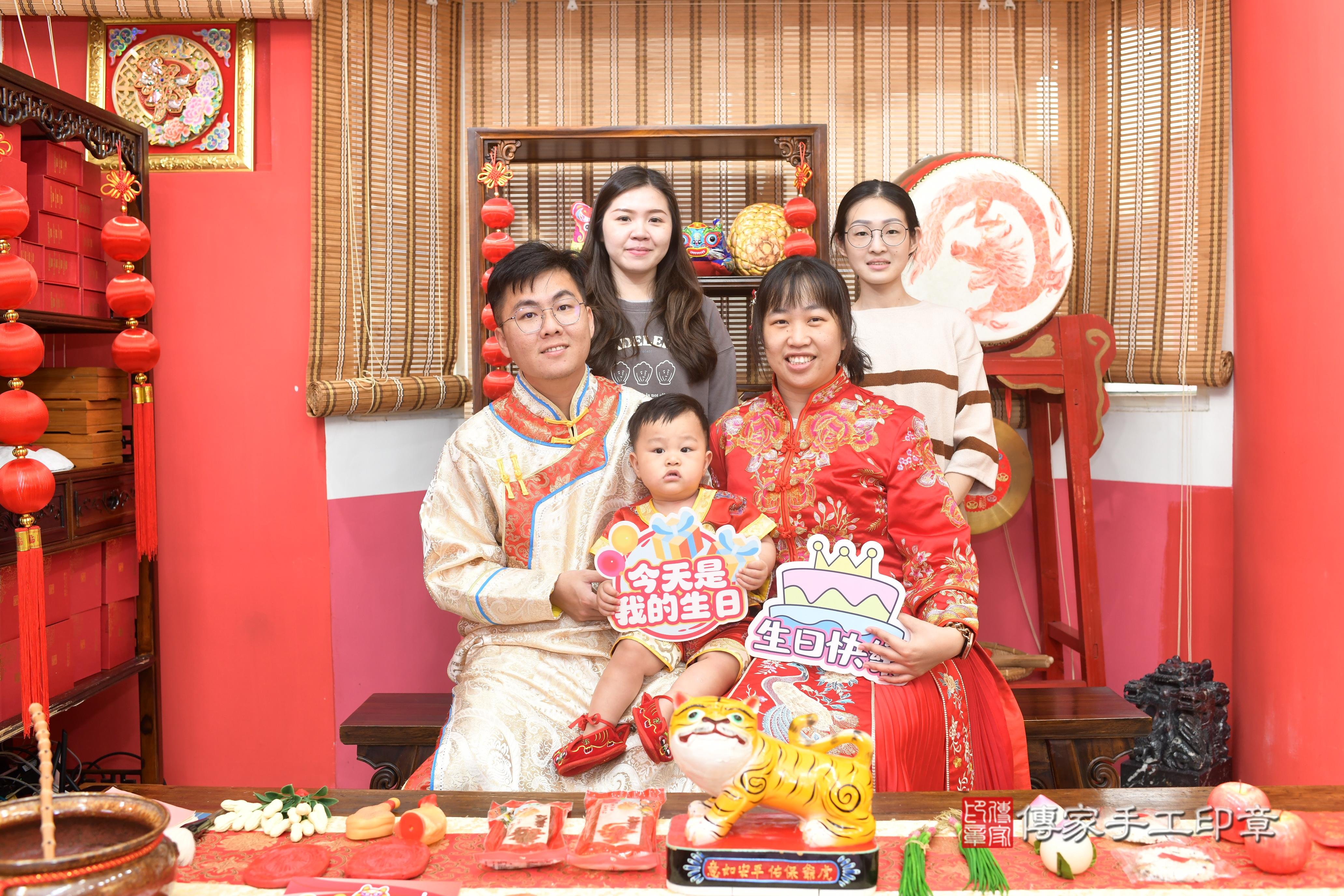 傳家手工印章高雄店、抓周、度脺、中國風會場、傳家嬰兒古禮、吉祥話、抓周道具物品24種、拍照。抓周證書。寶寶抓周、滿周歲、生日快樂、祝福