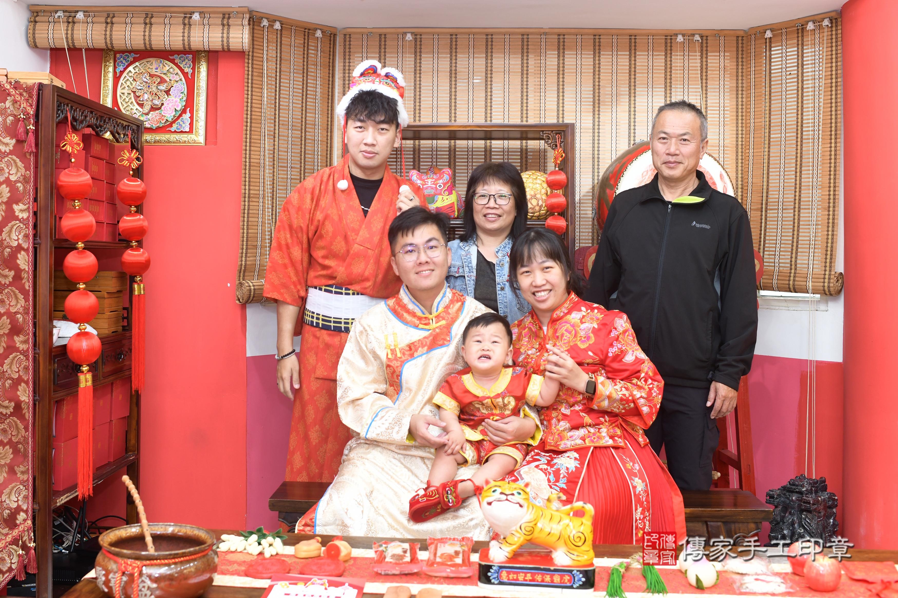 傳家手工印章高雄店、抓周、度脺、中國風會場、傳家嬰兒古禮、吉祥話、抓周道具物品24種、拍照。抓周證書。寶寶抓周、滿周歲、生日快樂、祝福